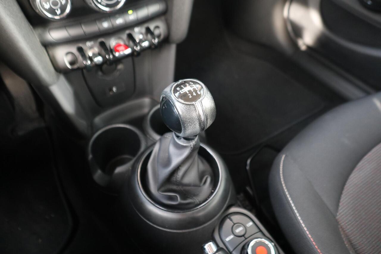 Mini ONE 5-deurs Essential | Airconditioning | Cruise Control | Connected Media Pakket | Regen- en lichtsensor | NEXT