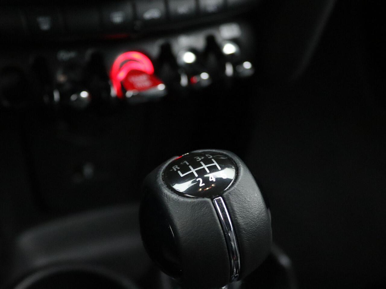 Mini ONE 3-Deurs Classic + Driving Assistant Pakket + Achteruitrijcamera + PDC + LED + 16''