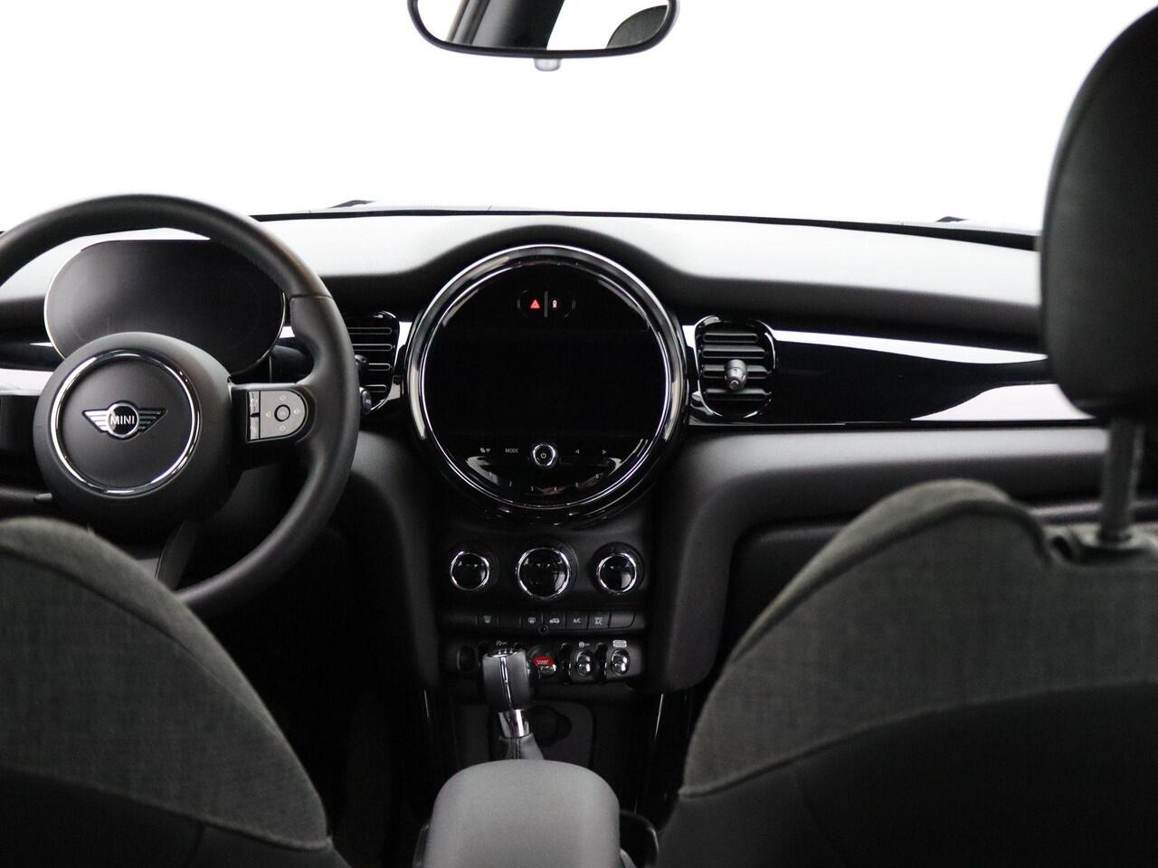 Mini ONE 3-Deurs Classic + Driving Assistant Pakket + Achteruitrijcamera + PDC + LED + 16''