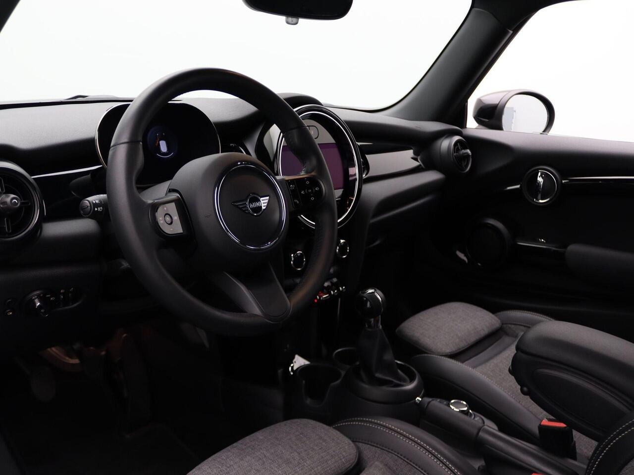 Mini ONE 3-Deurs Classic + Driving Assistant Pakket + Achteruitrijcamera + PDC + LED + 16''