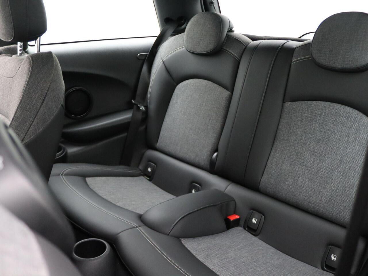 Mini ONE 3-Deurs Classic + Driving Assistant Pakket + Achteruitrijcamera + PDC + LED + 16''