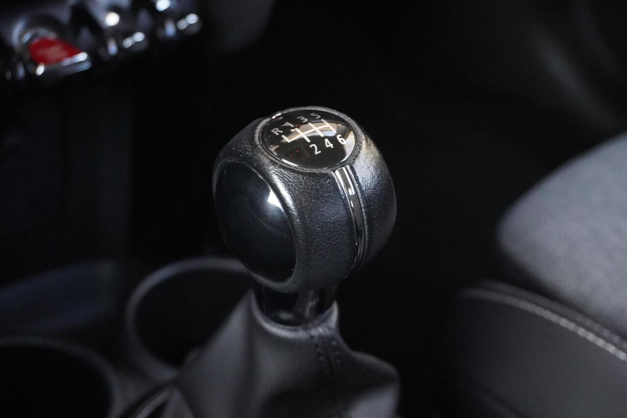 Mini ONE 3-deurs Classic Uitvoering | Comfort pakket | 16" LM Victory Spoke zwart | LED-koplampen | Interieurpanelen Piano Black