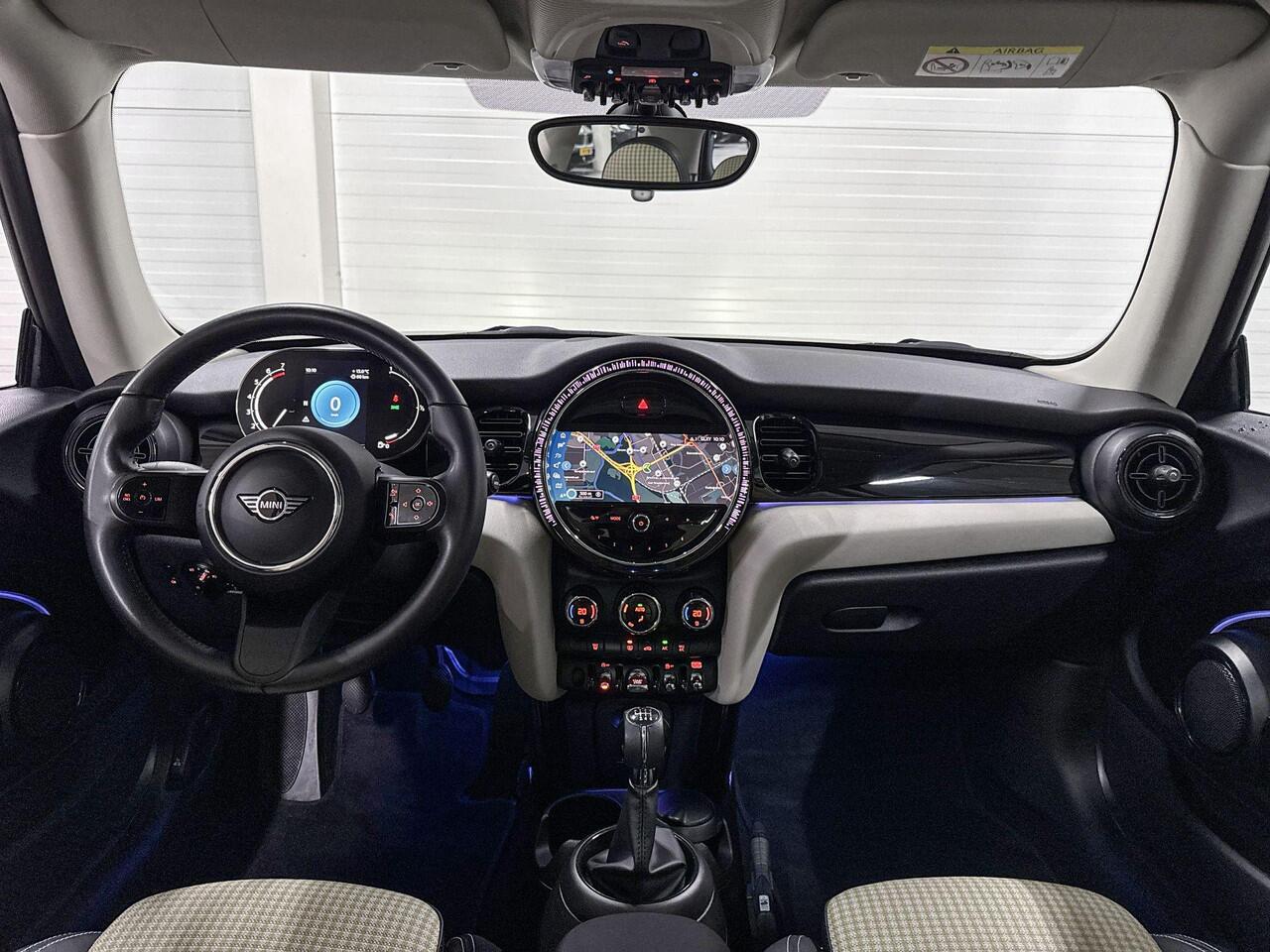 Mini ONE 3-Deurs | Classic Uitvoering | Glazen panoramadak | 16" Victory Spoke zwart | Parkeersensoren achter