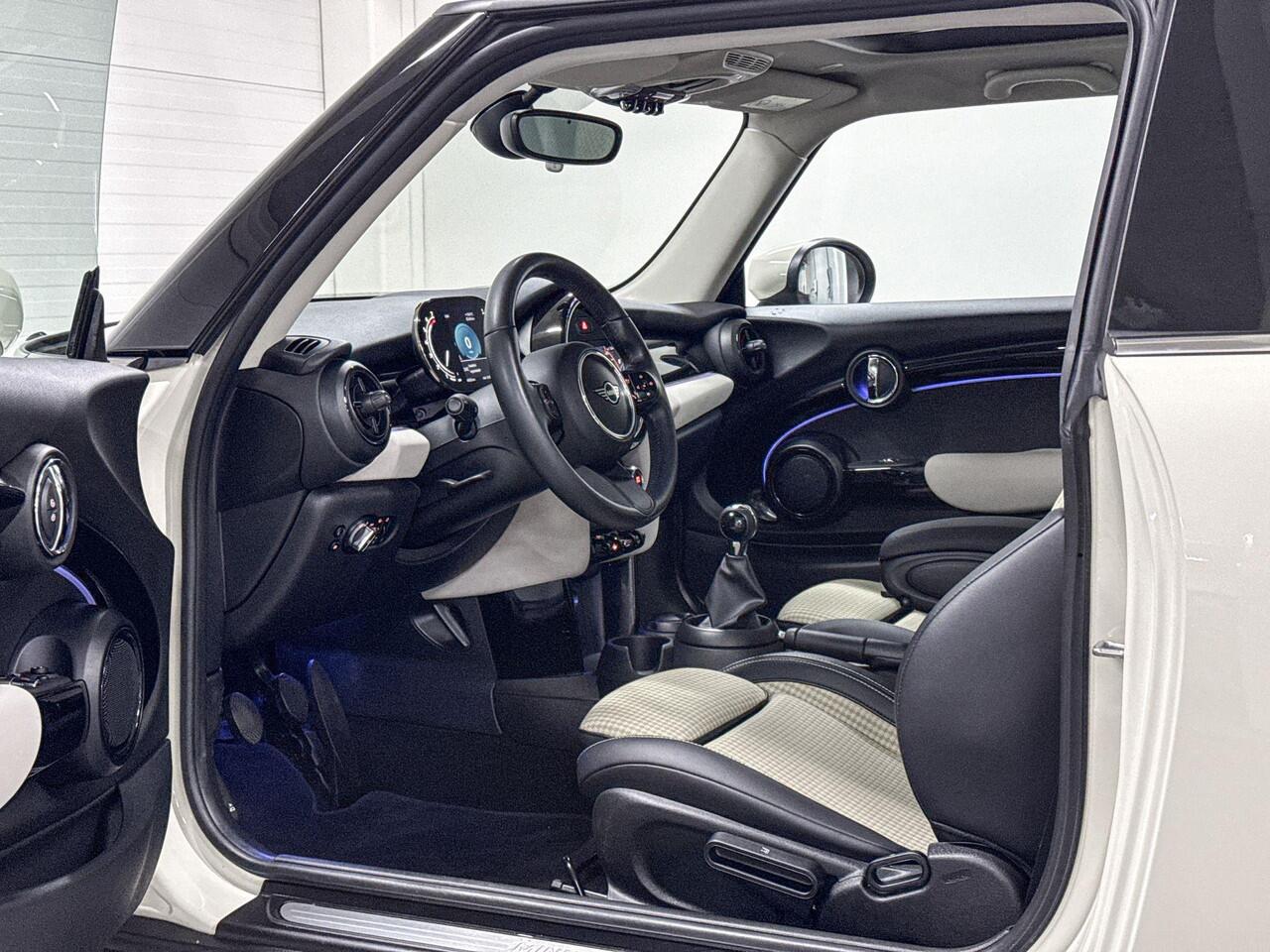 Mini ONE 3-Deurs | Classic Uitvoering | Glazen panoramadak | 16" Victory Spoke zwart | Parkeersensoren achter