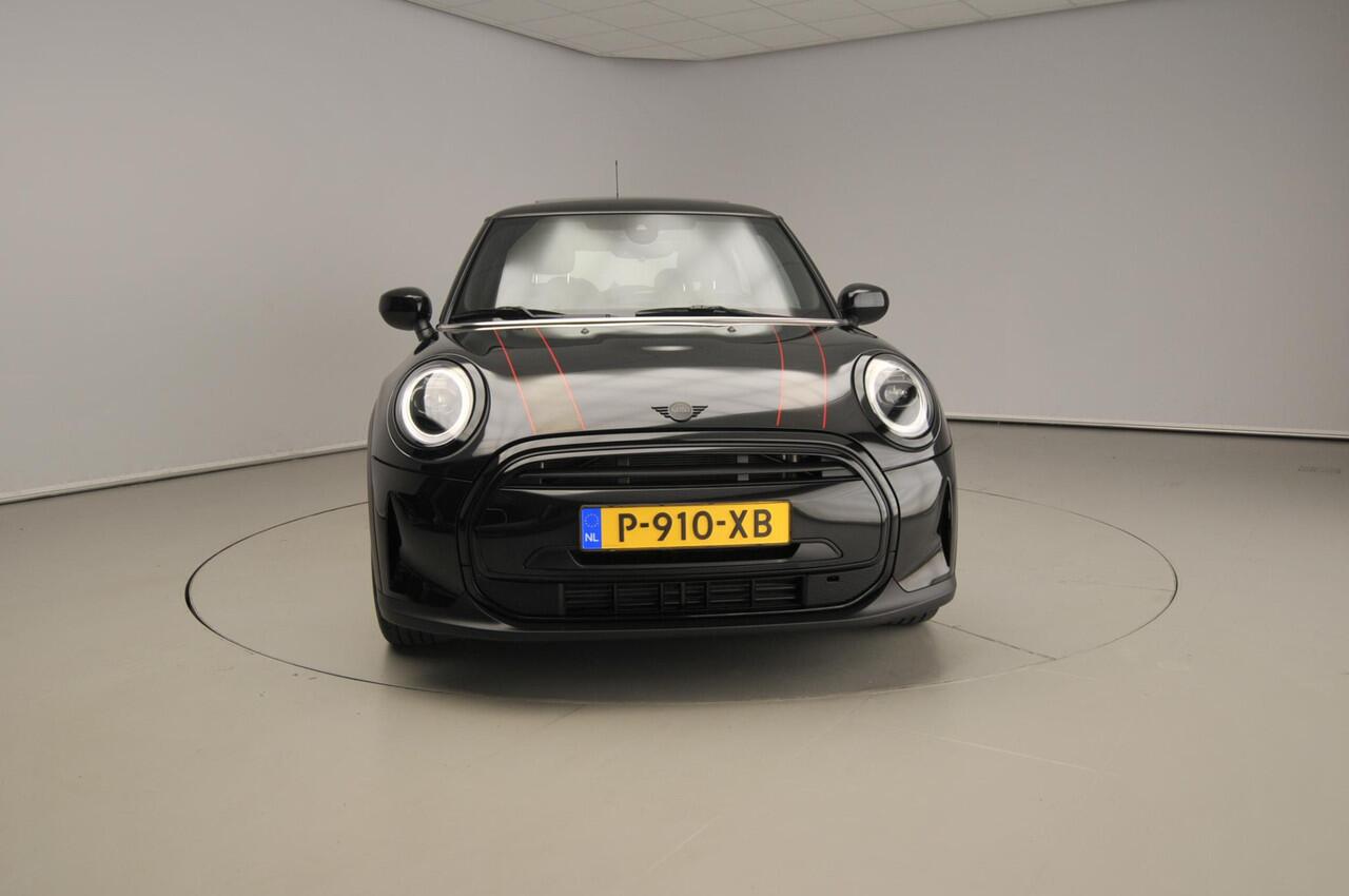 Mini ONE 3-deurs / Panoramadak / Sportstoelen / Stoelverwarming / Comfort Acces / Climate / LED / Alu wielen black 16 inch