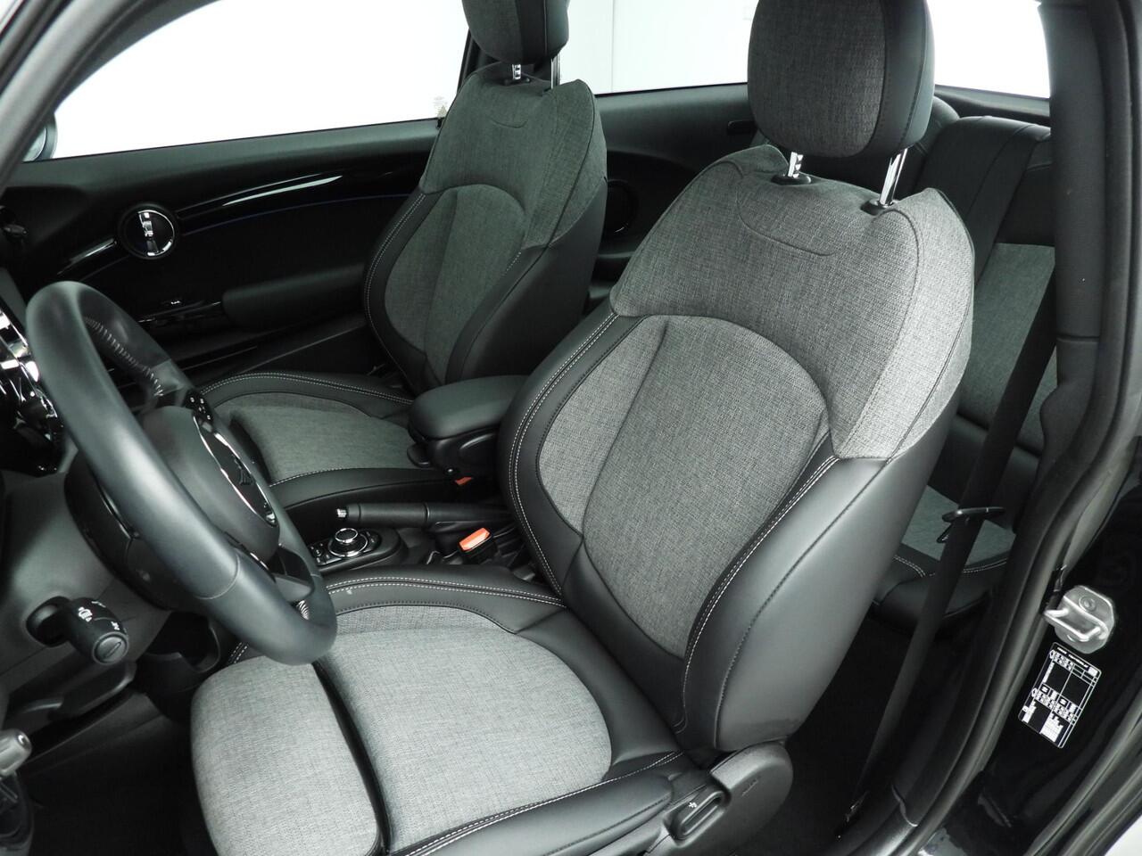 Mini ONE 3-deurs / Panoramadak / Sportstoelen / Stoelverwarming / Comfort Acces / Climate / LED / Alu wielen black 16 inch