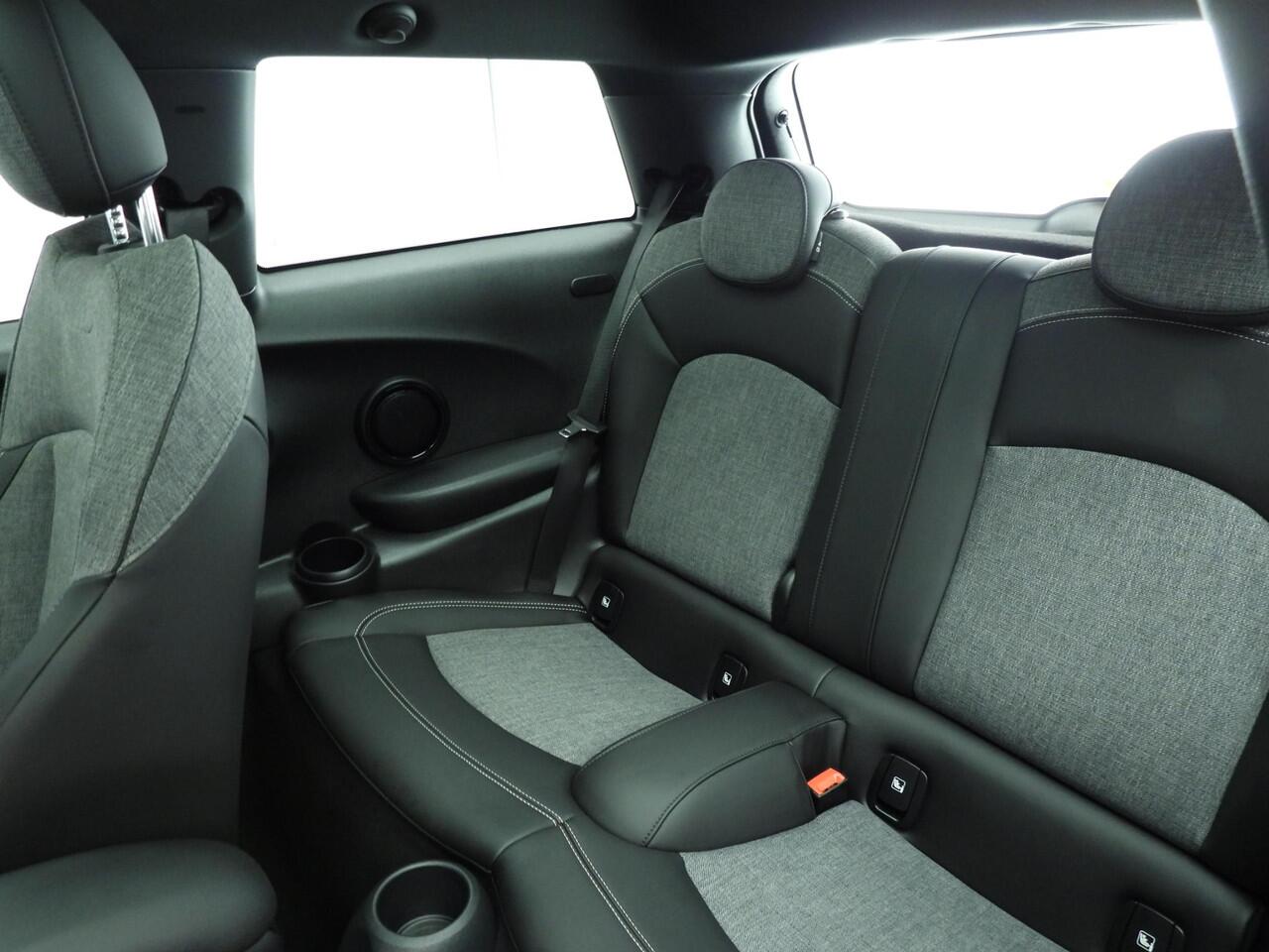 Mini ONE 3-deurs / Panoramadak / Sportstoelen / Stoelverwarming / Comfort Acces / Climate / LED / Alu wielen black 16 inch