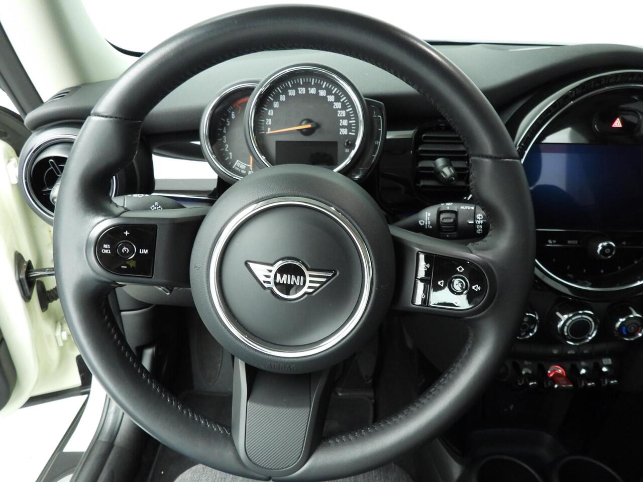 Mini ONE 3-deurs / Sportstoelen / LED / PDC / Cruise / Navigatie / Alu wielen black
