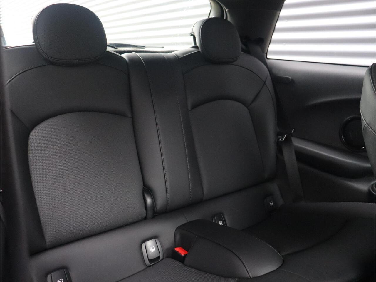 Mini ONE 3-deurs | Classic + Sportstoelen + Apple Carplay + LED Koplampen + Getint Glas + Climate Control + 16'' Victory Spoke Black