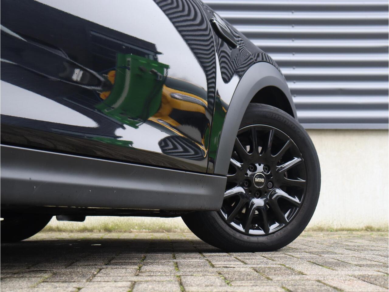 Mini ONE 3-deurs | Classic + Sportstoelen + Apple Carplay + LED Koplampen + Getint Glas + Climate Control + 16'' Victory Spoke Black