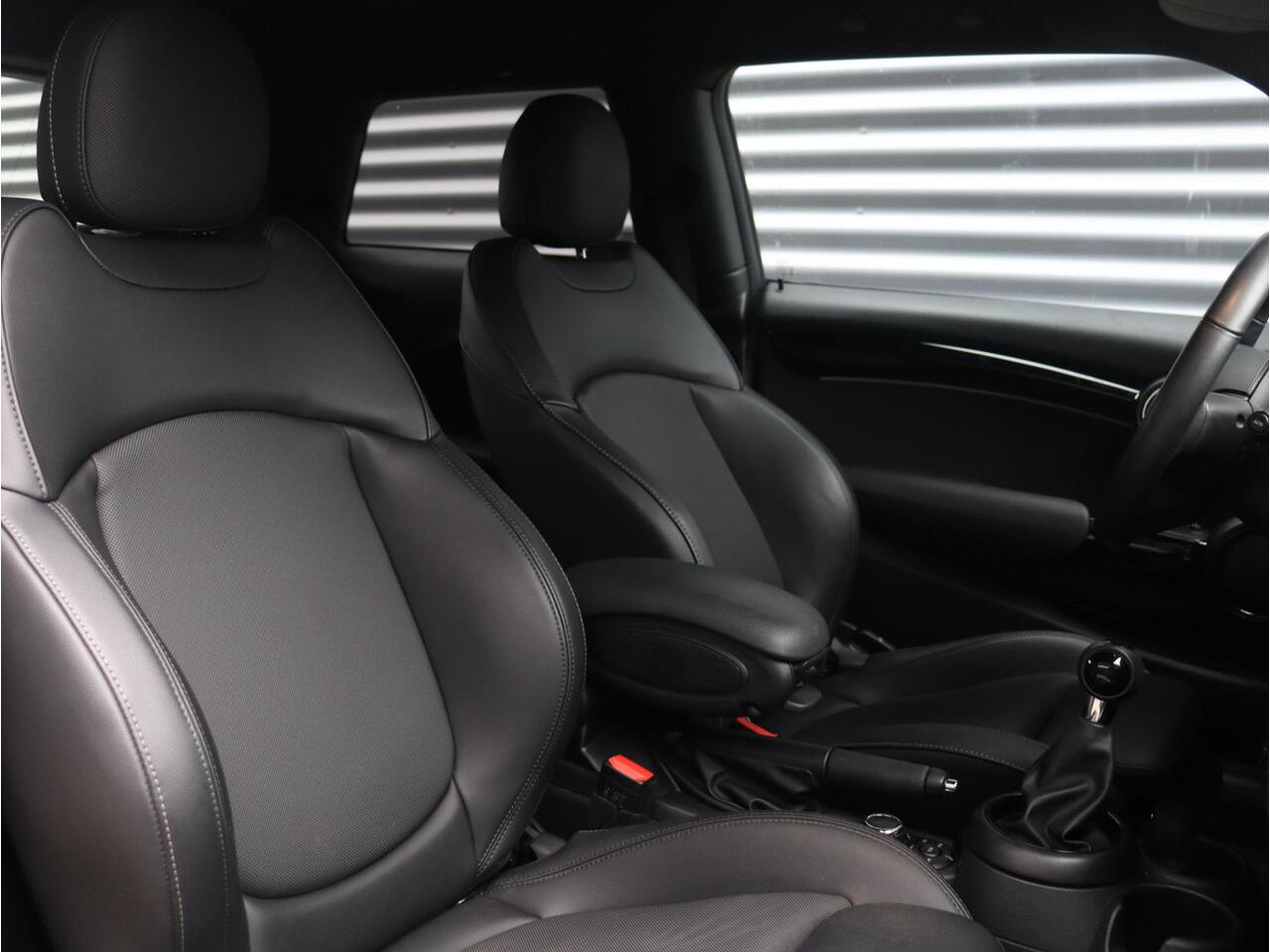 Mini ONE 3-deurs | Classic + Sportstoelen + Apple Carplay + LED Koplampen + Getint Glas + Climate Control + 16'' Victory Spoke Black