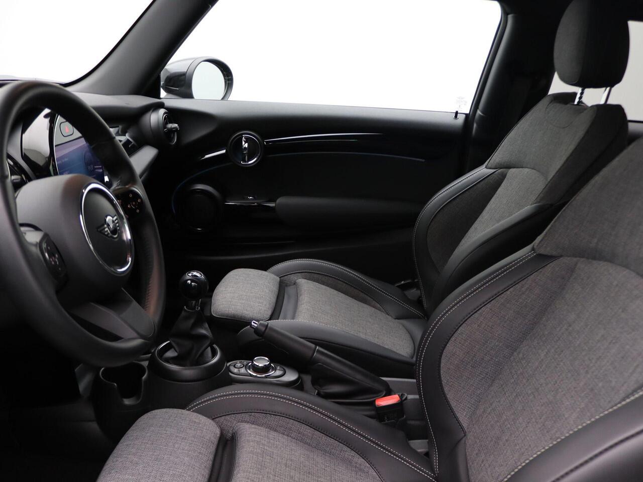 Mini ONE 3-deurs Business Edition + Classic + Connected Navigation Pakket + Sportstoelen + LED + 16''