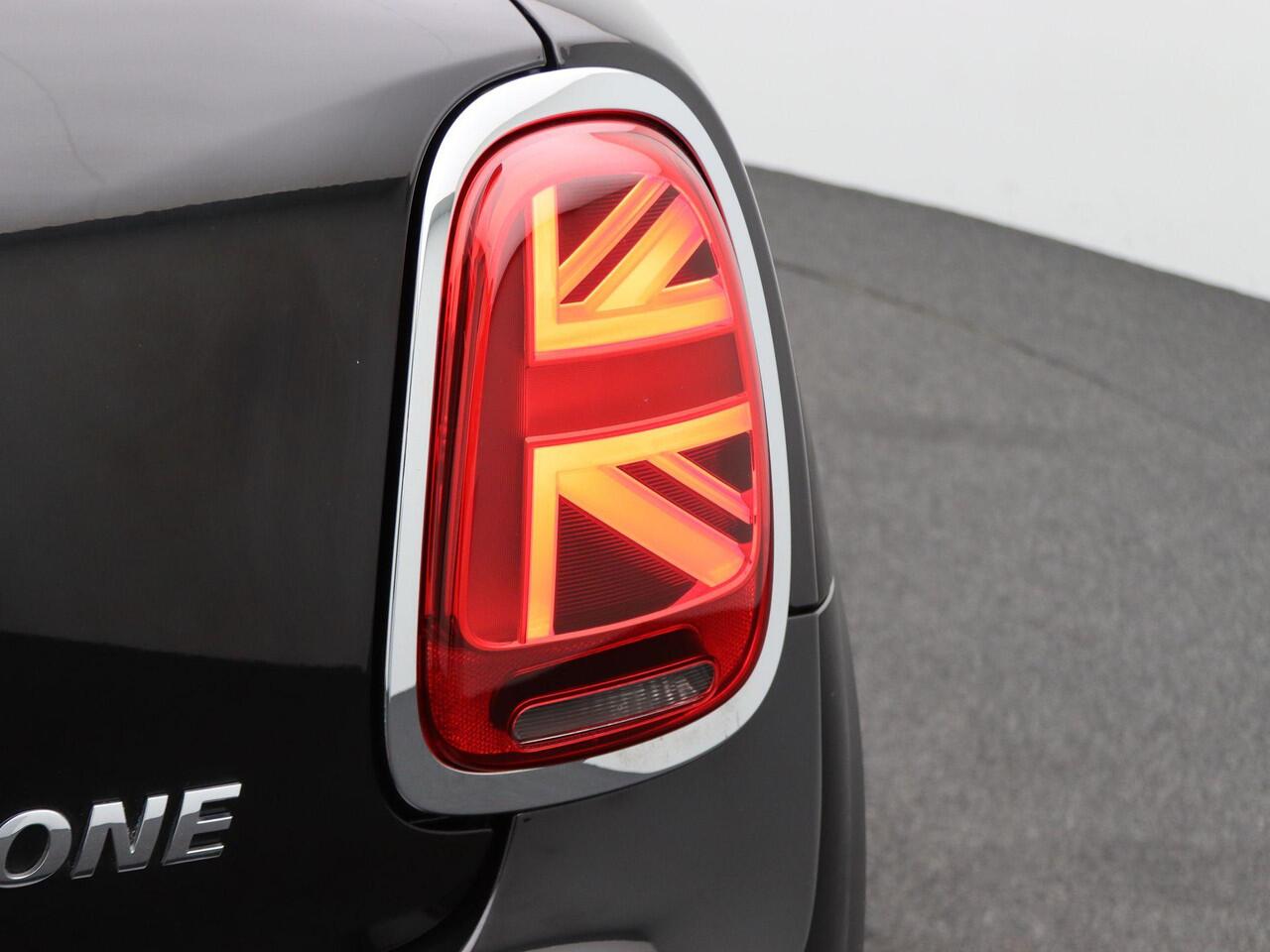 Mini ONE 3-deurs Business Edition + Classic + Connected Navigation Pakket + Sportstoelen + LED + 16''