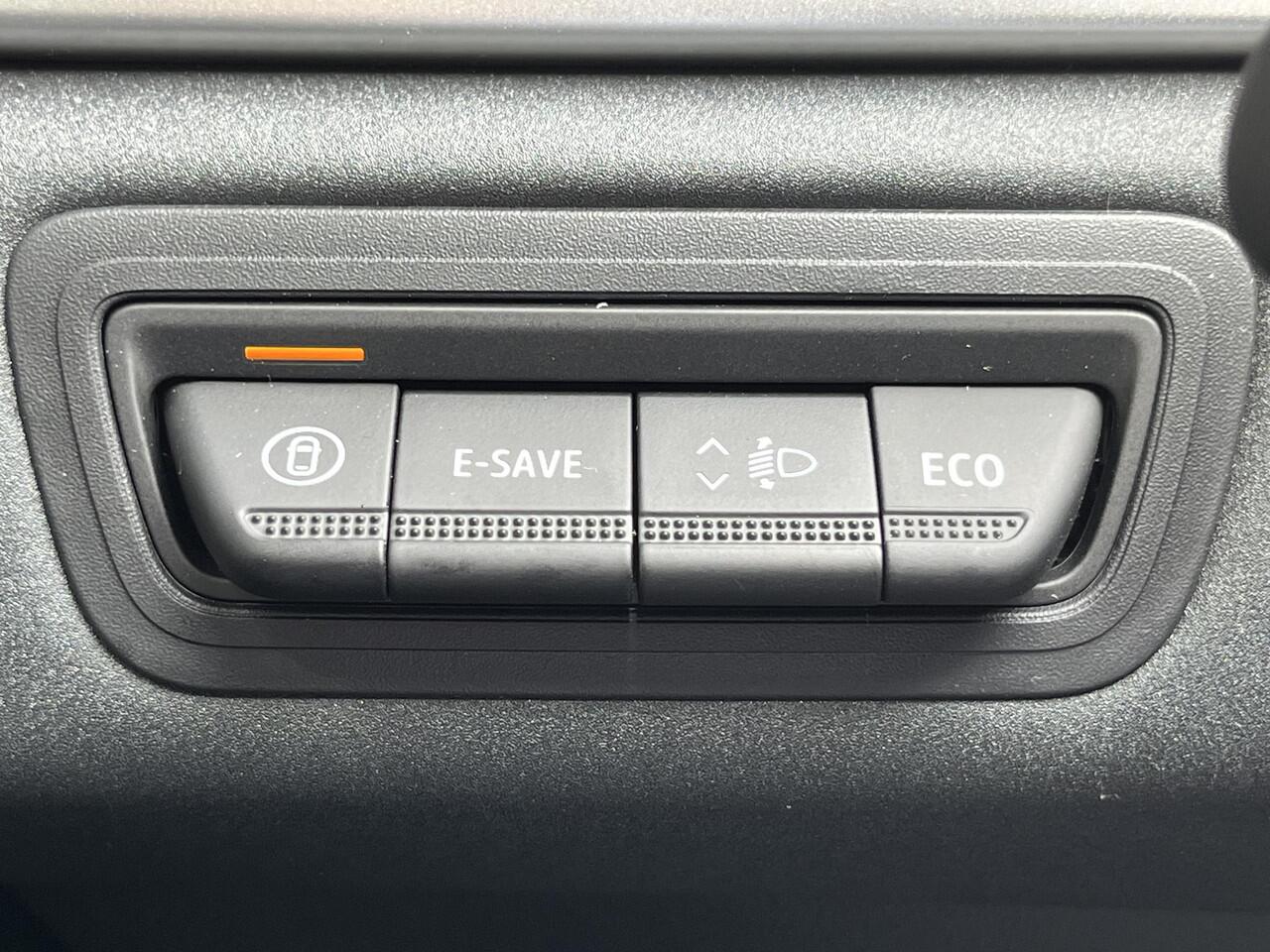 Mitsubishi ASX 1.8 HEV AT Intense Automaat / ¤2000,- Voordeel Op de Nieuwprijs / NIEUW uit voorraad leverbaar! / Achteruitrijcamera / Navigatie via Apple Carplay & Android Auto / Keyless Entry & Start / Verwarmde Voorstoelen / Cruise- en Climate Control / Parkeersensore