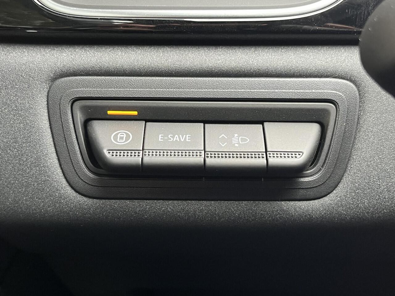 Mitsubishi ASX 1.8 HEV AT Intense+ / ¤ 3.000,- Voordeel op de Nieuwprijs / 8 Jaar Fabrieksgarantie / Achteruitrijcamera / Stuur- en Stoelverwarming / Voorruitverwarming / Keyless Entry & Start / Navigatie via Apple Carplay & Android Auto / Adaptieve Cruise Control / Cl