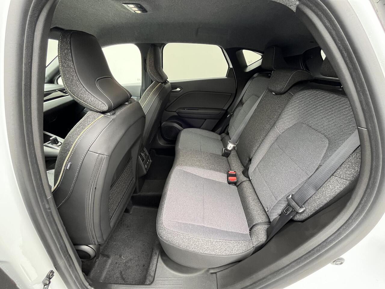 Mitsubishi ASX 1.8 HEV AT Intense+ / ¤ 3.000,- Voordeel op de Nieuwprijs / 8 Jaar Fabrieksgarantie / Achteruitrijcamera / Stuur- en Stoelverwarming / Voorruitverwarming / Keyless Entry & Start / Navigatie via Apple Carplay & Android Auto / Adaptieve Cruise Control / Cl