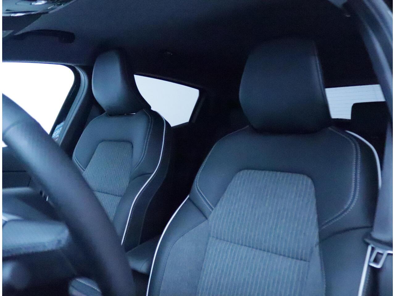 Mitsubishi COLT 1.6 HEV First Edition Clima/Navi/Stoelverwarming