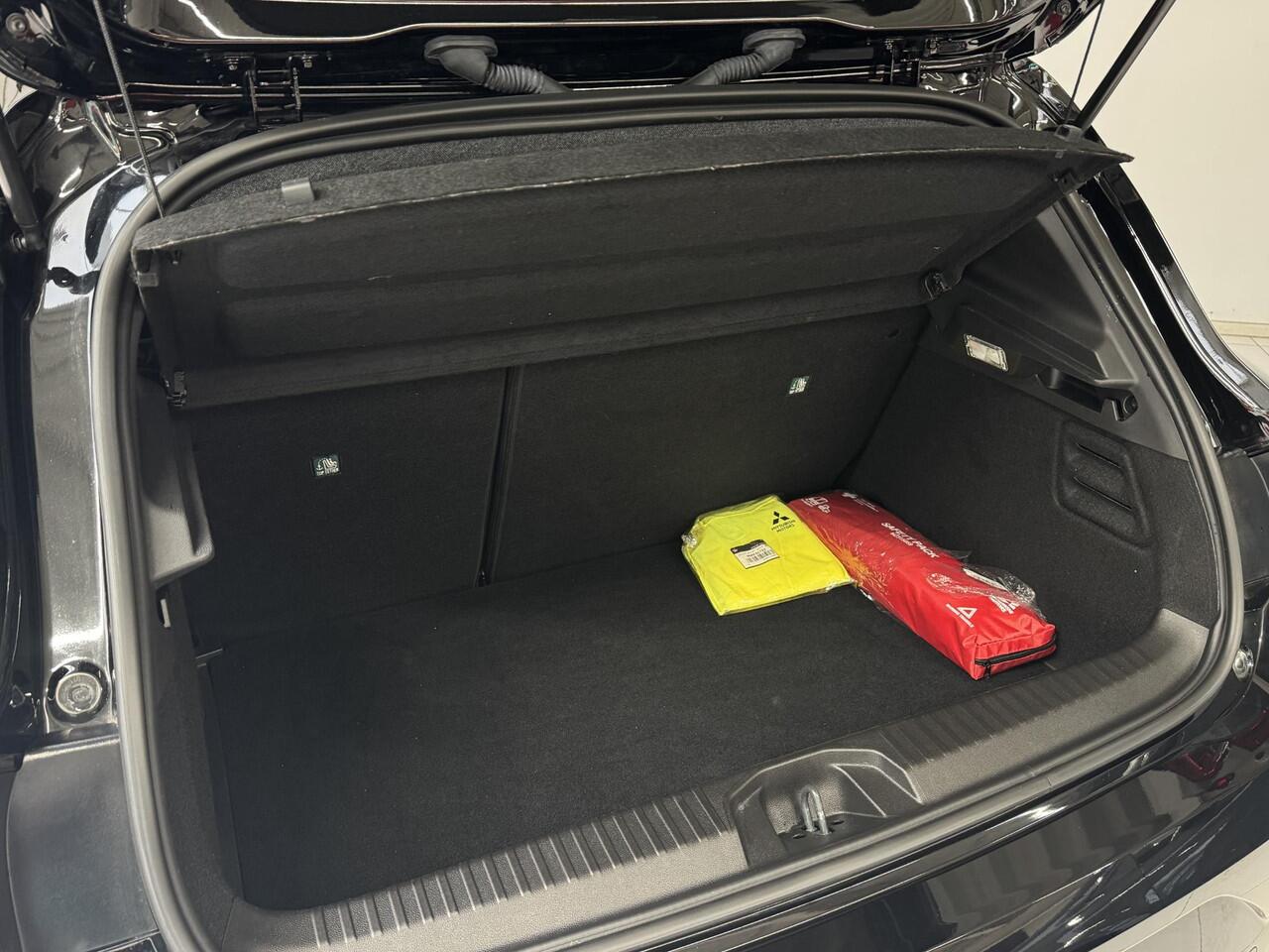 Mitsubishi COLT 1.0T MT First Edition | Navigatie | Stoel + stuurverwarming | Achteruitrijcamera | Lichtmetalen velgen 17" | All-Season banden |