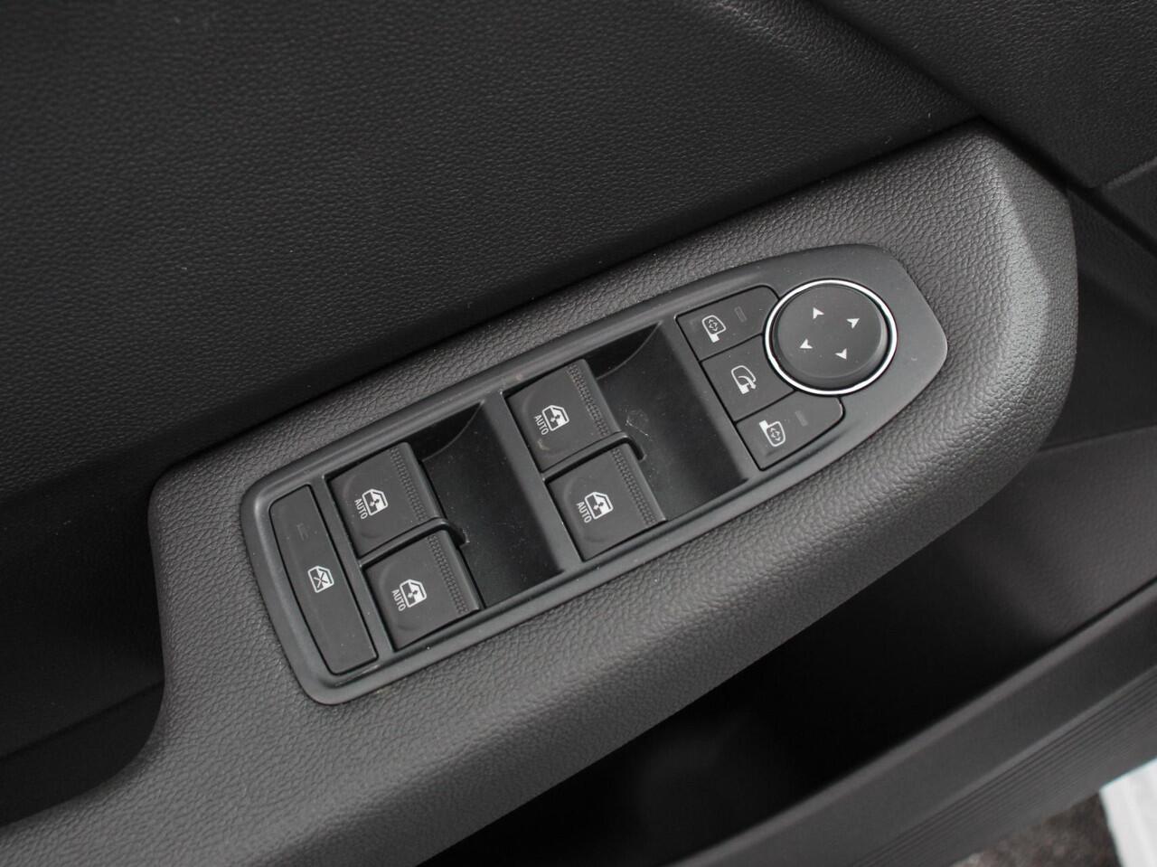 Mitsubishi COLT 1.6 HEV Automaat Intense DEMO Navigatie d.m.v. Apple Carplay/Android Auto Camera Climate Control Cruise Control Lichtmetalen velgen Extra Getint Glas Digitale Cockpit