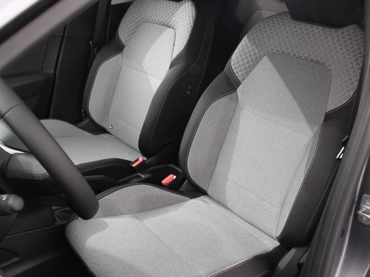 Mitsubishi COLT 1.6 HEV Automaat Intense | DEMO ! | Navigatie | d.m.v. Apple Carplay/Android Auto | Camera | Climate Control | Cruise Control | Lichtmetalen velgen | Extra Getint Glas | Digitale Cockpit