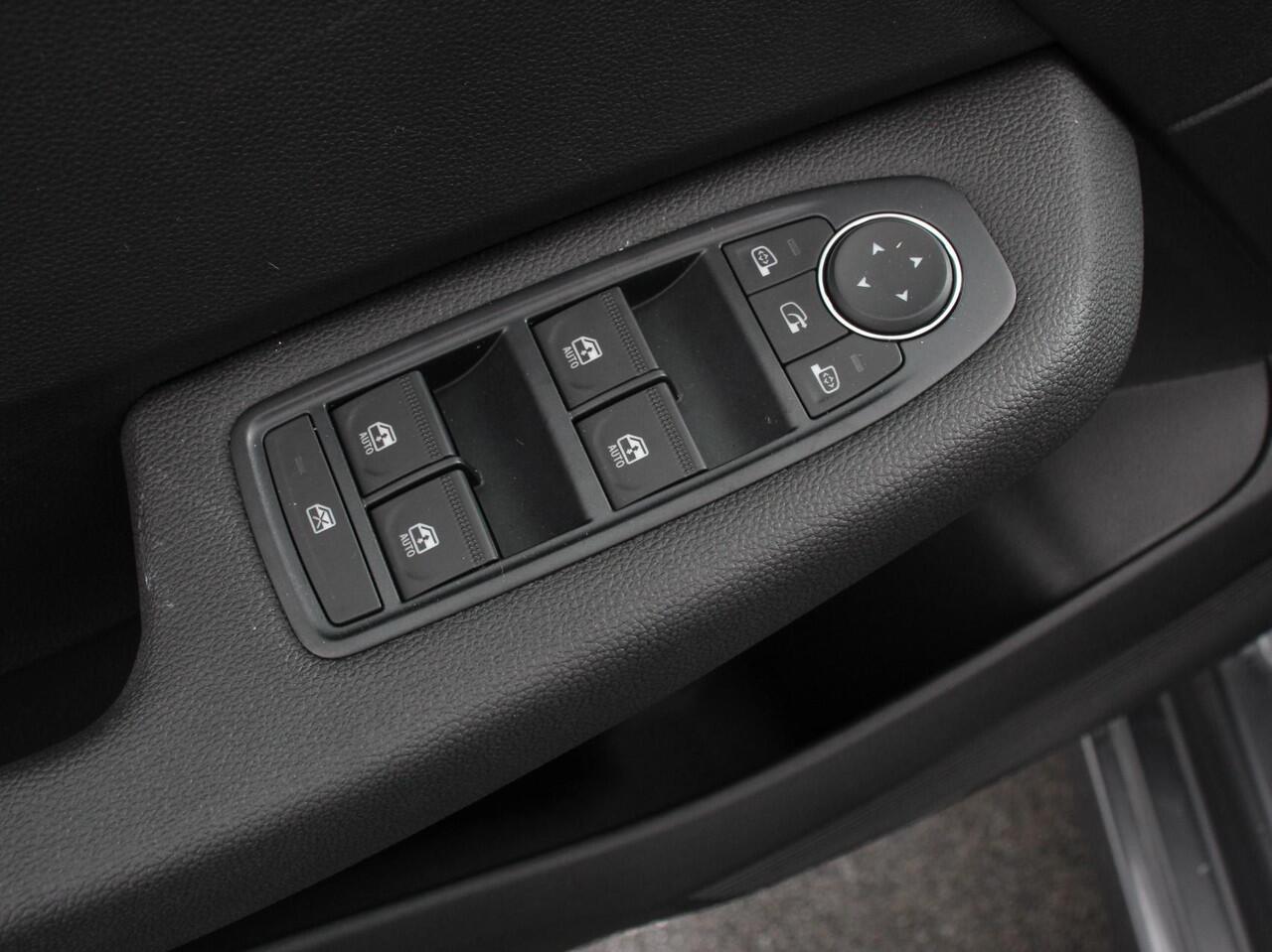 Mitsubishi COLT 1.6 HEV Automaat Intense | DEMO ! | Navigatie | d.m.v. Apple Carplay/Android Auto | Camera | Climate Control | Cruise Control | Lichtmetalen velgen | Extra Getint Glas | Digitale Cockpit