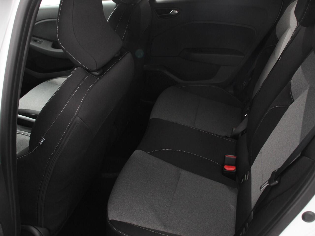 Mitsubishi COLT 1.6 HEV Automaat Intense DEMO Navigatie d.m.v. Apple Carplay/Android Auto Camera Climate Control Cruise Control Lichtmetalen velgen Extra Getint Glas Digitale Cockpit