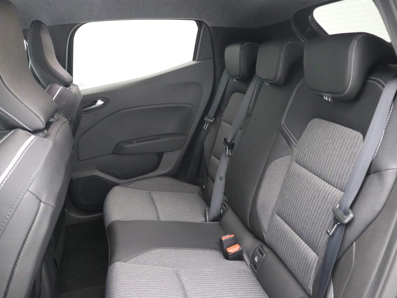 Mitsubishi COLT 1.6 HEV Intense+ / ¤4000,- Voordeel Op Nieuwprijs / Rijklaarprijs / Direct Leverbaar / 17" lichtmetalen velgen / Navigatie / Apple CarPlay/Android Auto / Achteruitrijcamera / Stoelverwarming /