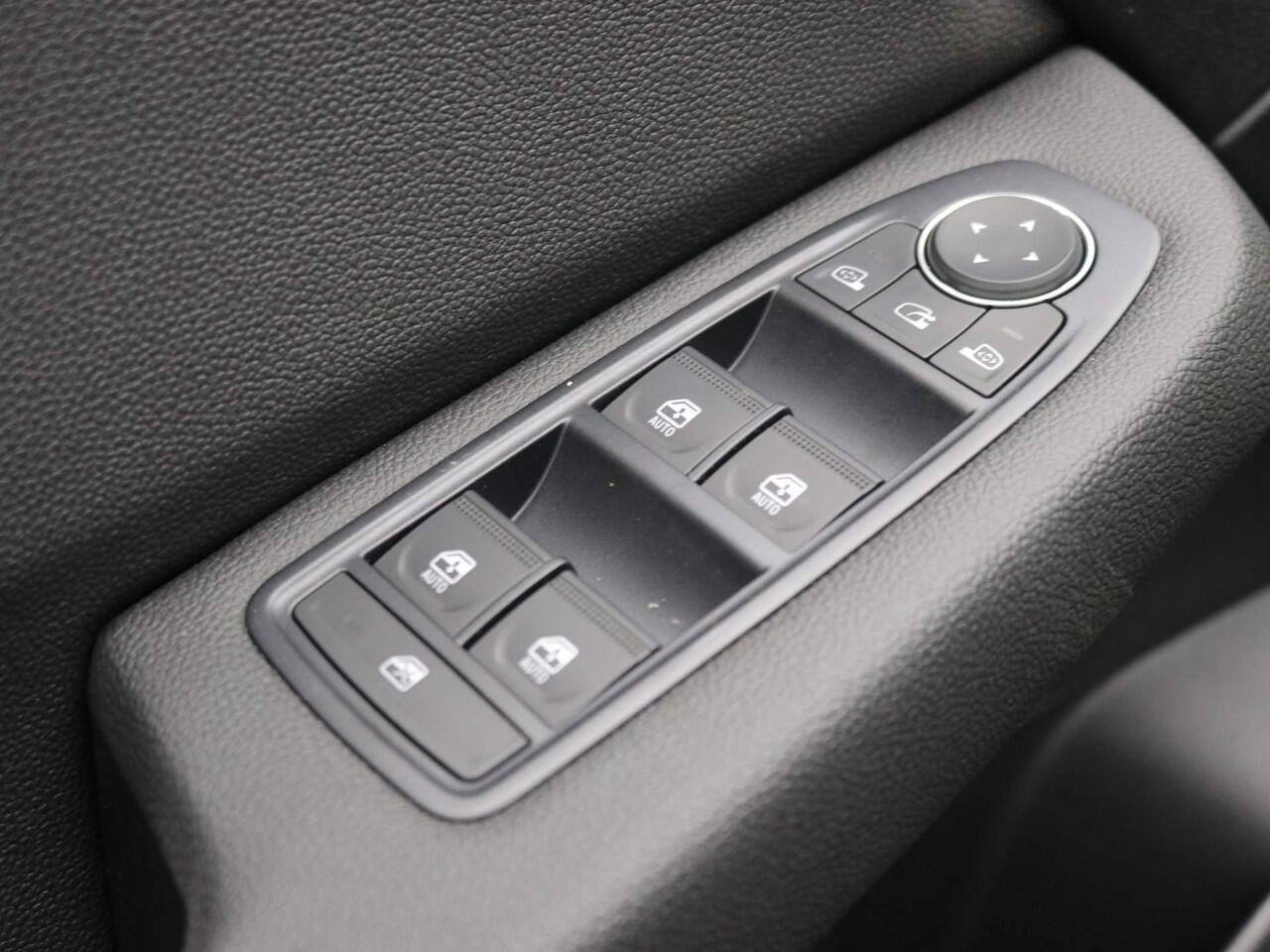 Mitsubishi COLT 1.6 HEV Intense+ / ¤4000,- Voordeel Op Nieuwprijs / Rijklaarprijs / Direct Leverbaar / 17" lichtmetalen velgen / Navigatie / Apple CarPlay/Android Auto / Achteruitrijcamera / Stoelverwarming /