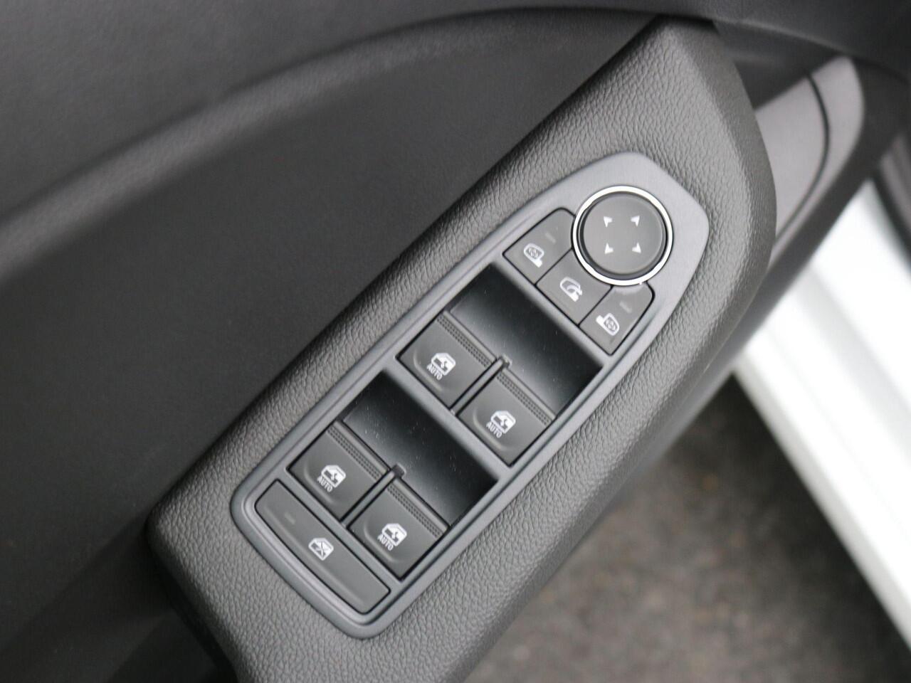 Mitsubishi COLT 1.6 HEV Intense / ¤3500,- Voordeel Op Nieuwprijs / Rijklaarprijs / Direct Leverbaar / 8 Jaar Fabrieksgarantie /