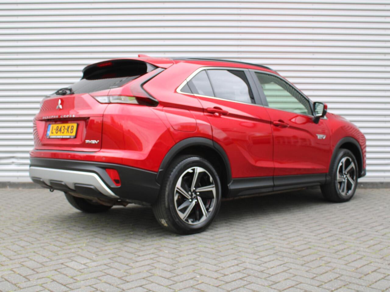 Mitsubishi ECLIPSE Cross 2.4 PHEV First Edition | Camera rondom | Stuur/stoelverwarming v+a | HUD | Winterset op LM | Dakdragers |