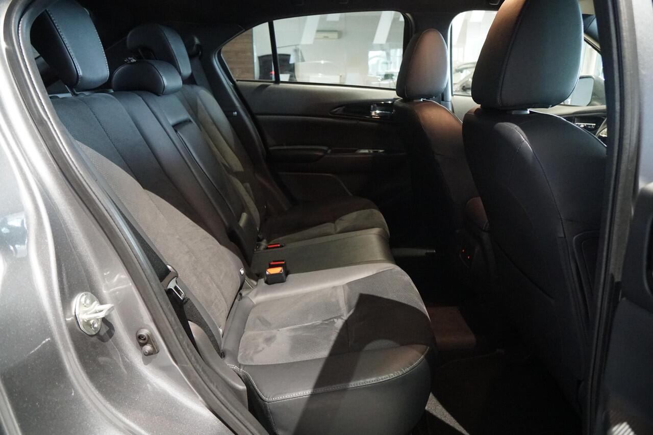 Mitsubishi ECLIPSE Cross 2.4 PHEV First Edition + HEAD-UP / 360 CAMERA /