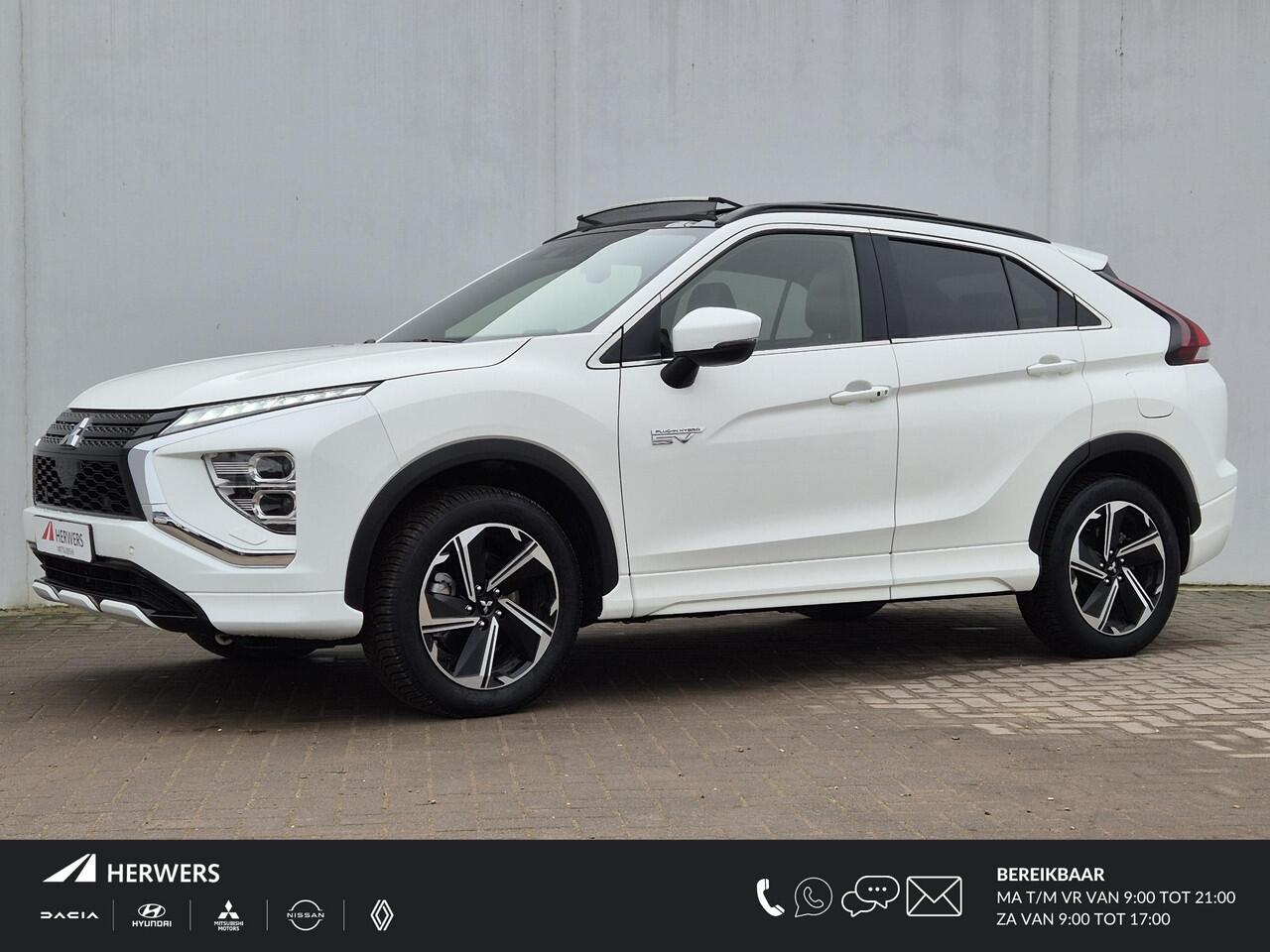 Mitsubishi ECLIPSE Cross 2.4 PHEV Intense+ Automaat / Plug-in / Trekgewicht 1500 kg / Apple Carplay Android Auto / Adaptief cruise control / Glazen schuif- en kanteldak / Stuur-, Stoel en Achterbankverwarming /