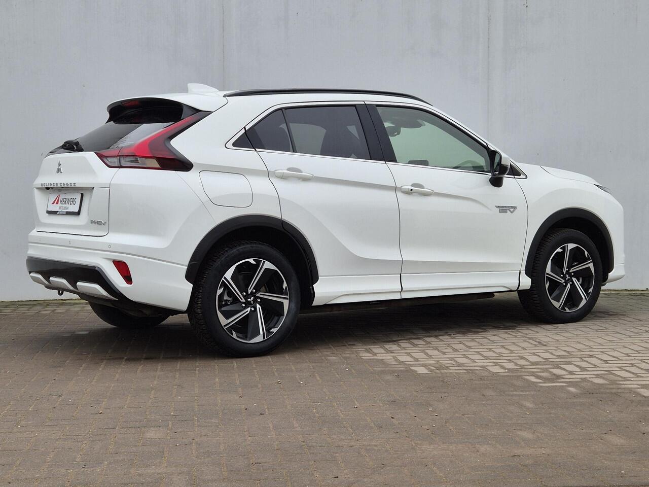 Mitsubishi ECLIPSE Cross 2.4 PHEV Intense+ Automaat / Plug-in / Trekgewicht 1500 kg / Apple Carplay Android Auto / Adaptief cruise control / Glazen schuif- en kanteldak / Stuur-, Stoel en Achterbankverwarming /