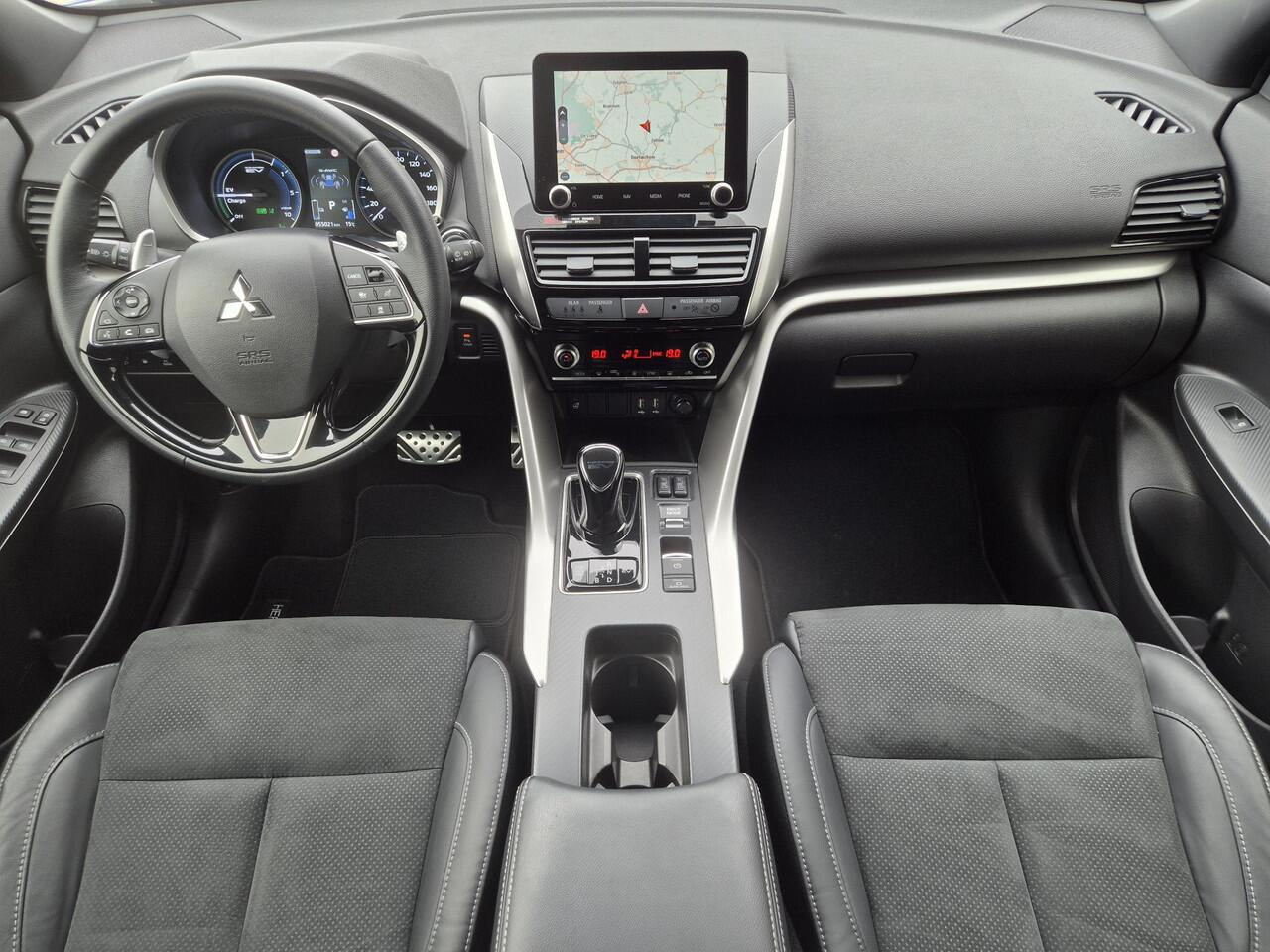 Mitsubishi ECLIPSE Cross 2.4 PHEV Plug-in Black Edition Automaat / Afneembare trekhaak / 1500kg Trekgewicht / Allseason banden / tot 8 jaar Garantie / Rondomzicht camera / Stuur-, Stoel en Achterbankverwarming / Adaptief CC /