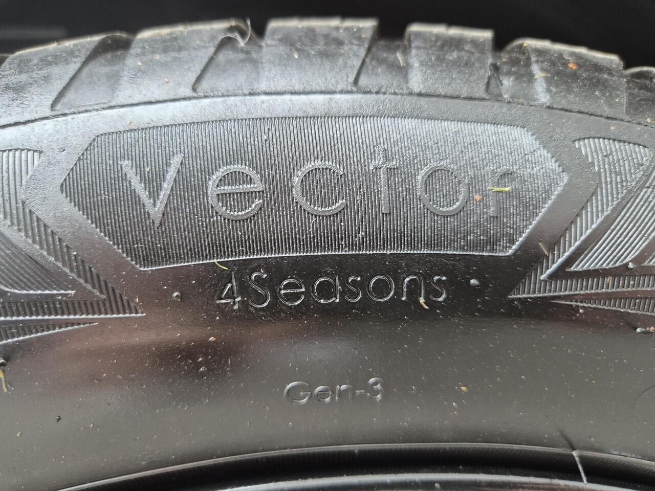 Mitsubishi ECLIPSE Cross 2.4 PHEV Plug-in Black Edition Automaat / Afneembare trekhaak / 1500kg Trekgewicht / Allseason banden / tot 8 jaar Garantie / Rondomzicht camera / Stuur-, Stoel en Achterbankverwarming / Adaptief CC /