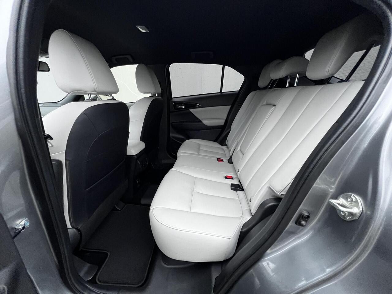 Mitsubishi ECLIPSE Cross 2.4 PLUG-IN HYBRID 4WD S-AWC Executive Automaat / Fabrieksgarantie tot 12-2030 / Trekhaak 1.500 kg / Leder / Elektrische stoelen / Navigatie / Stuur-, stoel - & achterbankverwarming / HUD / Camera 360° / 18" LM wielen + All Season banden /