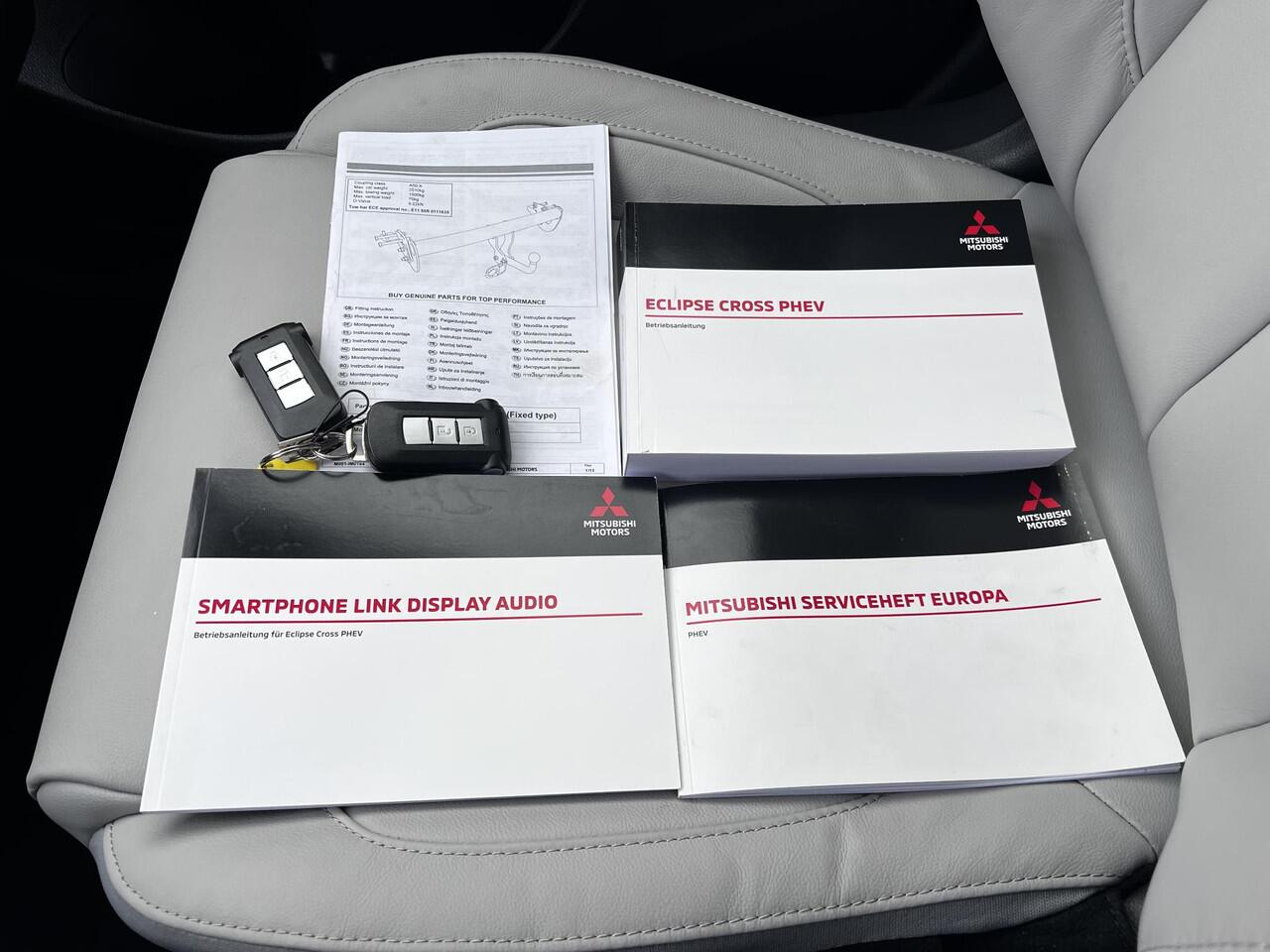 Mitsubishi ECLIPSE Cross 2.4 PLUG-IN HYBRID 4WD S-AWC Executive Automaat / Fabrieksgarantie tot 12-2030 / Trekhaak 1.500 kg / Leder / Elektrische stoelen / Navigatie / Stuur-, stoel - & achterbankverwarming / HUD / Camera 360° / 18" LM wielen + All Season banden /