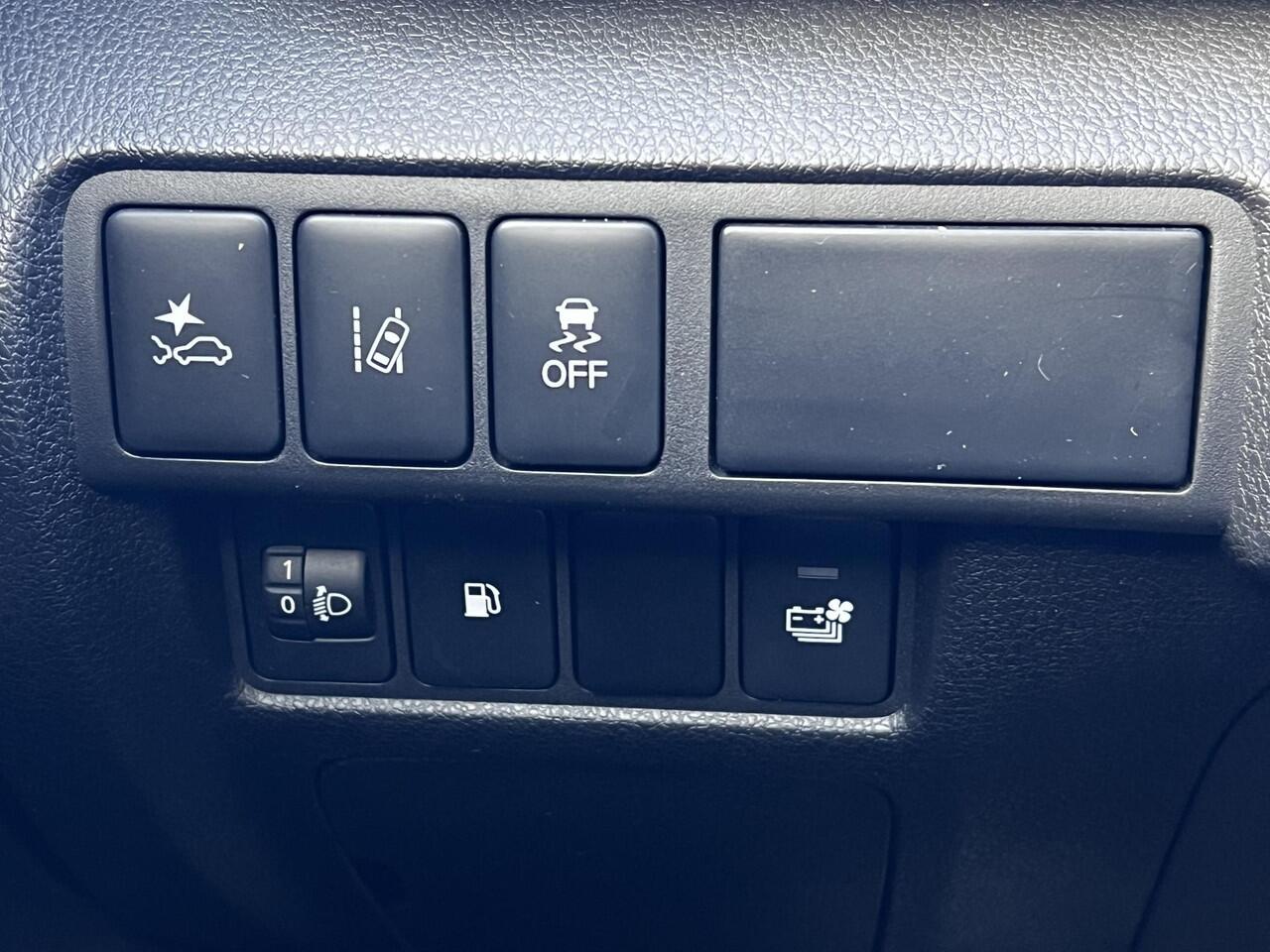 Mitsubishi ECLIPSE Cross 2.4 PHEV Intense+ / Fabrieksgarantie Tot 06-2027 / 1.500 kg trekgewicht / Elektrische bestuurdersstoel / Navigatie / Stoelverwarming / Apple Carplay/Android Auto / 18" LM wielen /