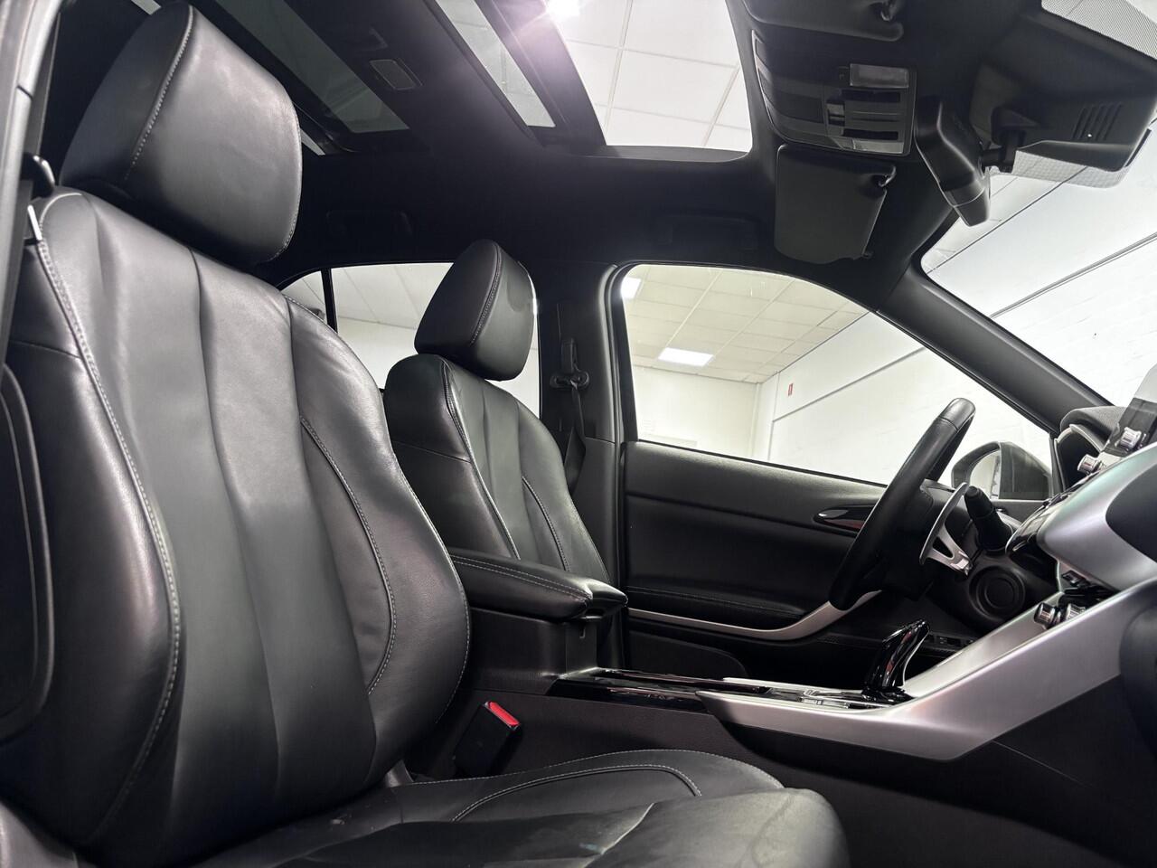 Mitsubishi ECLIPSE Cross 2.4 PHEV Instyle | Leder | Panorama dak | 4seizoenen banden |