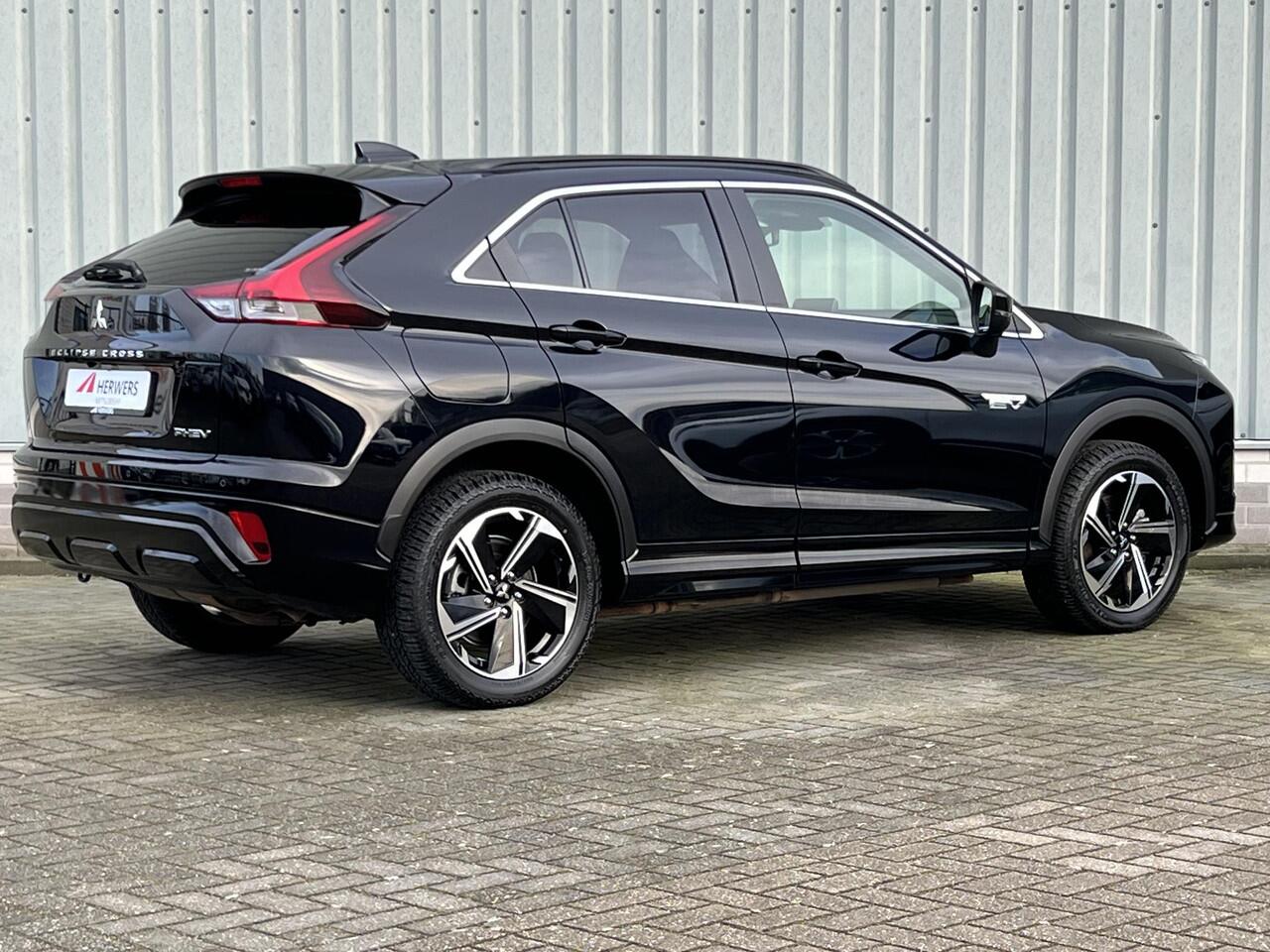 Mitsubishi ECLIPSE Cross 2.4 PHEV Executive S-AWC 4WD Automaat / 1.500 KG Trekgewicht / Fabrieksgarantie t/m 21-12-2031 / Navigatie / Full LED / Adaptive Cruise Control / Stoel- & Stuurverwarming Voor + Achter /