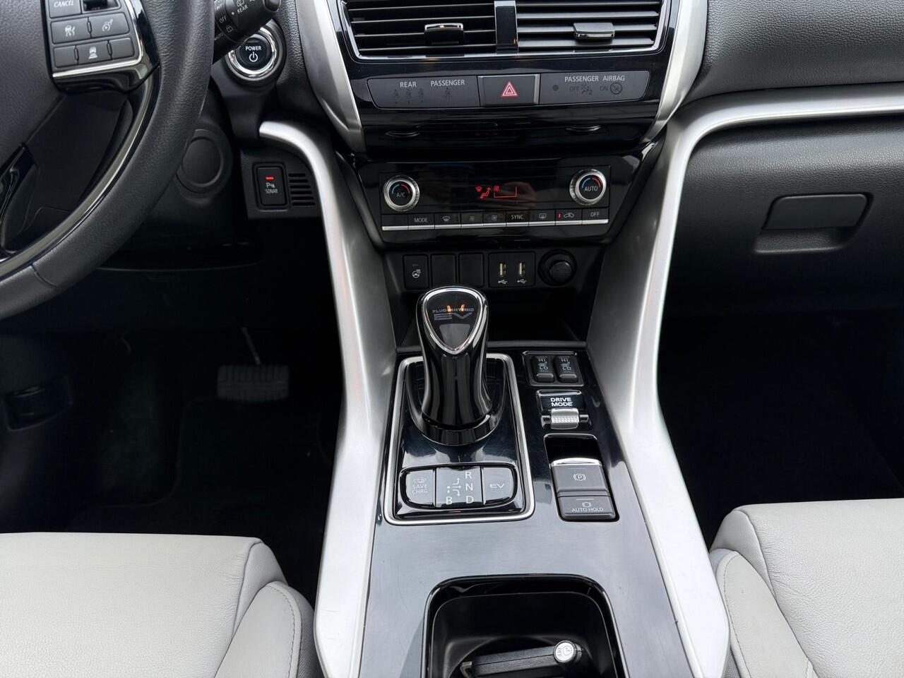 Mitsubishi ECLIPSE Cross Instyle | UNIEK | WIT LEDER | PANO | 360 CAMERA | HUD | GARANTIE 2031