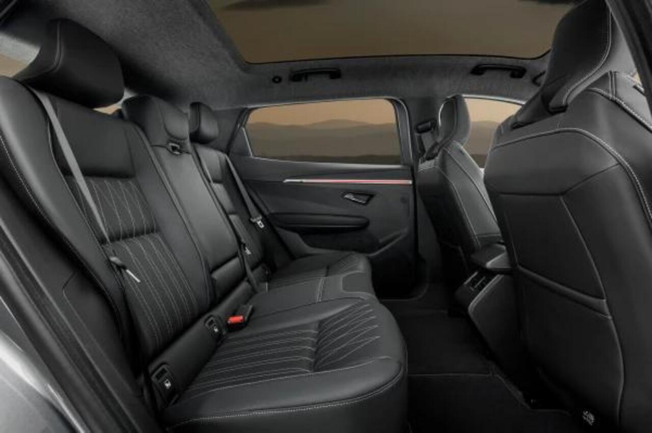 Mitsubishi ECLIPSE Cross EV 87 kWh Intense / Nieuw Model! / 100% Elektrisch / 621 KM WLTP / 1.100 KG Trekgewicht / Afbeeldingen Kunnen Afwijken Van De Werkelijke Uitvoering /