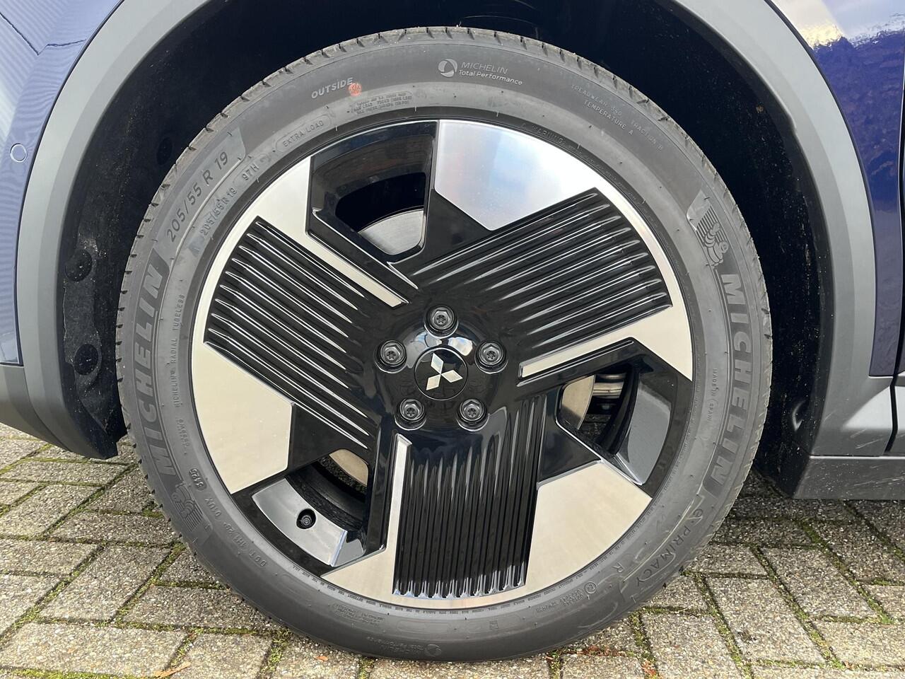 Mitsubishi ECLIPSE Cross Intense 87 kWh / ¤2000 introductiekorting / Nieuw Model! / 100% Elektrisch / 621 KM WLTP / 1.100 KG Trekgewicht / Achteruitrijcamera / Google Maps Navigatie / Stuur- & Stoelverwarming /