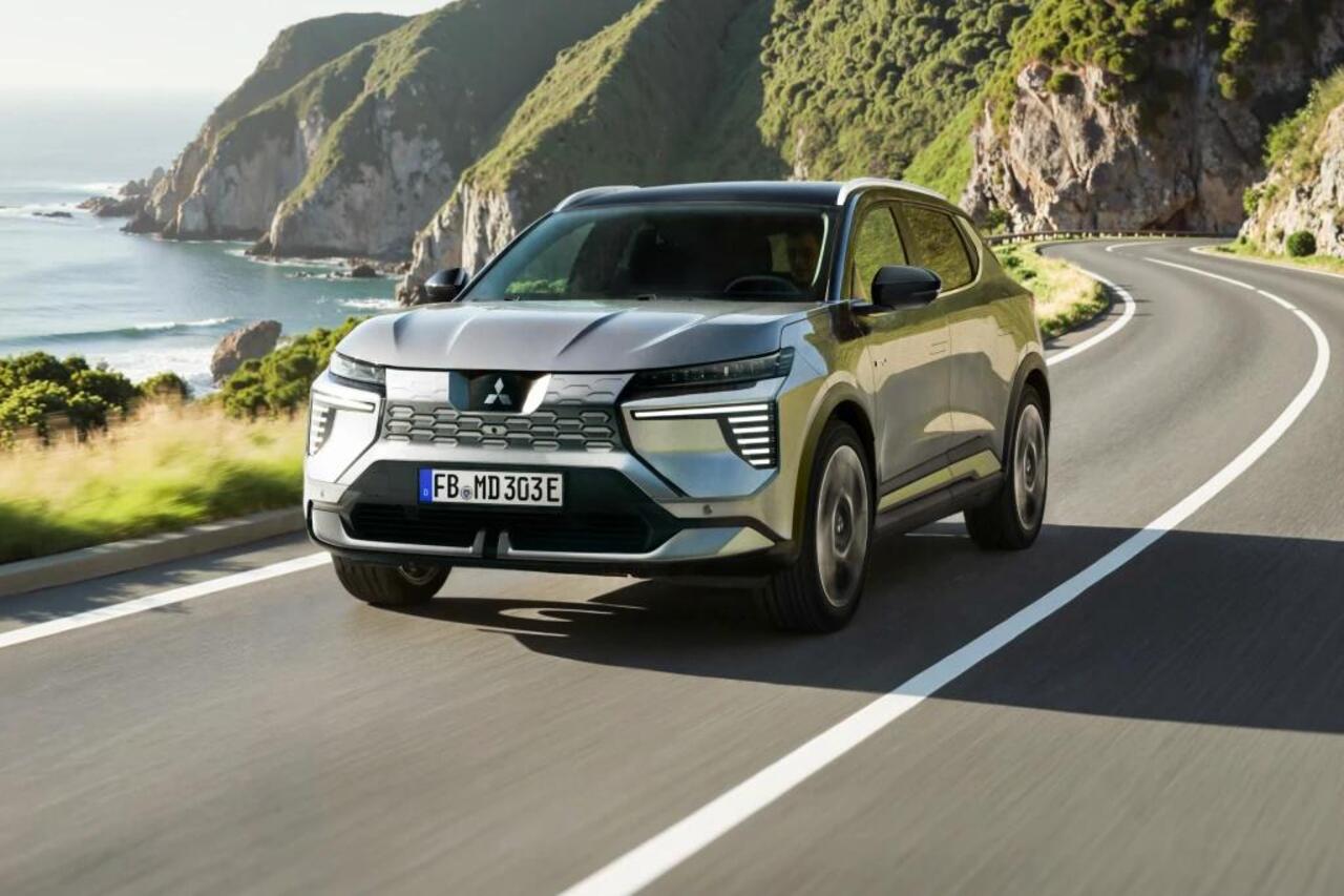 Mitsubishi ECLIPSE Cross 87 kWh Instyle / ¤4.000,- Voordeel! / Nieuw Model! / 100% Elektrisch / 621 KM WLTP / 1.100 KG Trekgewicht / Afbeeldingen Kunnen Afwijken Van De Werkelijke Uitvoering /