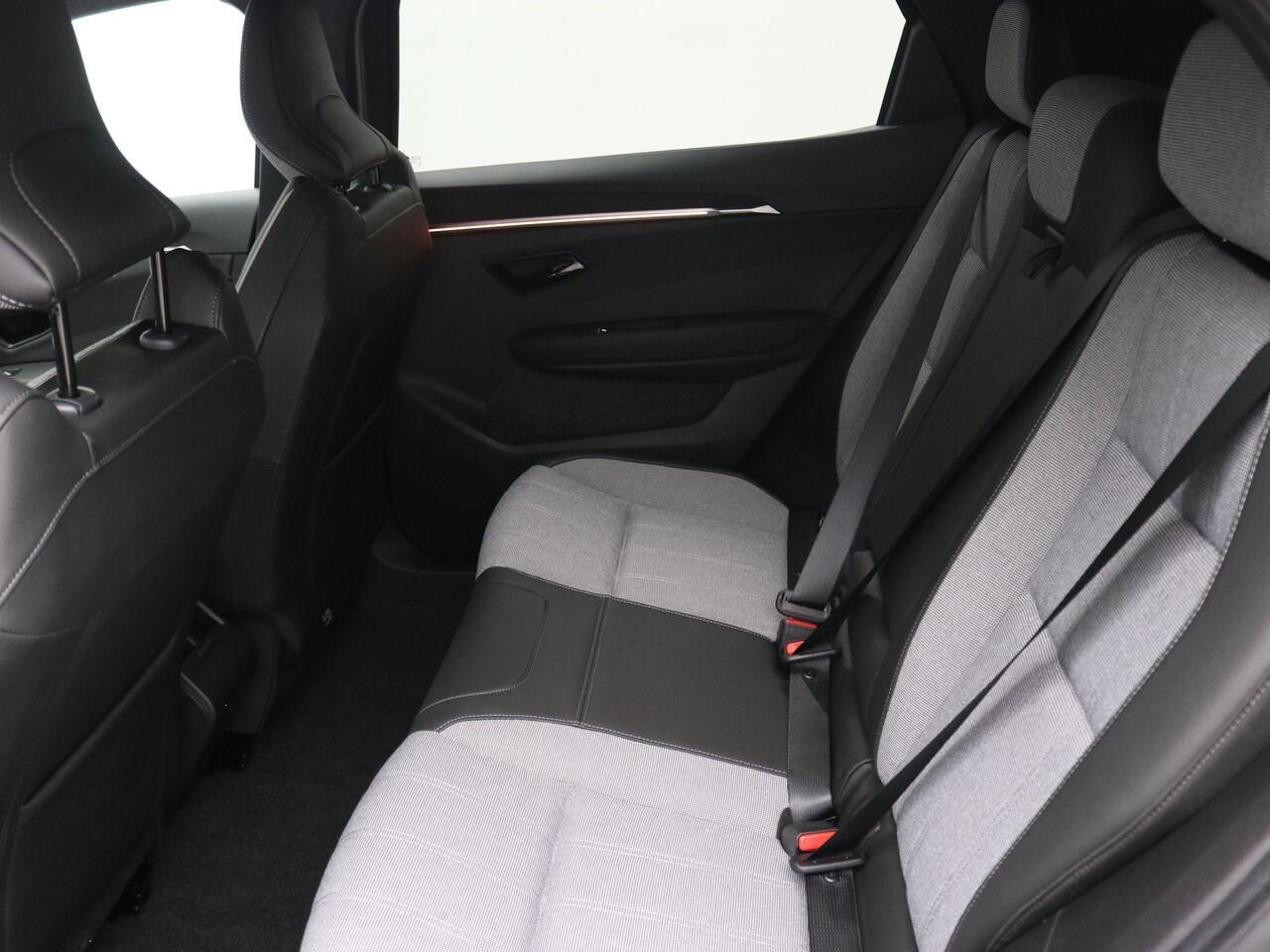 Mitsubishi ECLIPSE Cross Intense+ 87 kWh / ¤ 4.000 introductiekorting / Nieuw Model! / Rijklaarprijs / 100% Elektrisch / 621 KM WLTP / 1.100 KG Trekgewicht / Achteruitrijcamera / Google Maps Navigatie / Stuur- & Stoelverwarming /