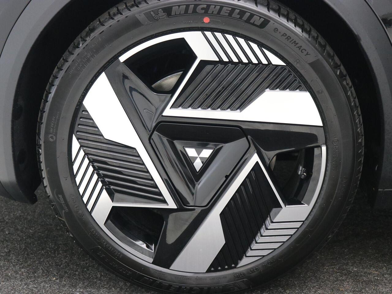 Mitsubishi ECLIPSE Cross Intense+ 87 kWh / ¤ 4.000 introductiekorting / Nieuw Model! / Rijklaarprijs / 100% Elektrisch / 621 KM WLTP / 1.100 KG Trekgewicht / Achteruitrijcamera / Google Maps Navigatie / Stuur- & Stoelverwarming /