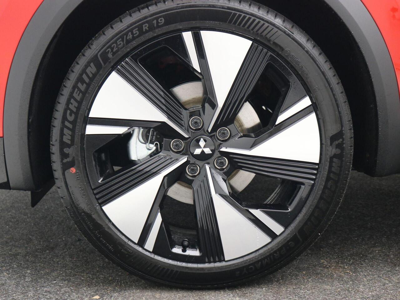 Mitsubishi GRANDIS 1.8 HEV First Edition / ¤ 2.000,- Voordeel op de Nieuwprijs / Prijs is rijklaar / 8 Jaar Fabrieksgarantie / Direct leverbaar / Stuurwiel en Stoelverwarming / Adaptieve Cruise / Verwarmde Vooruit / Keyless Entry & Start / Climate Control /