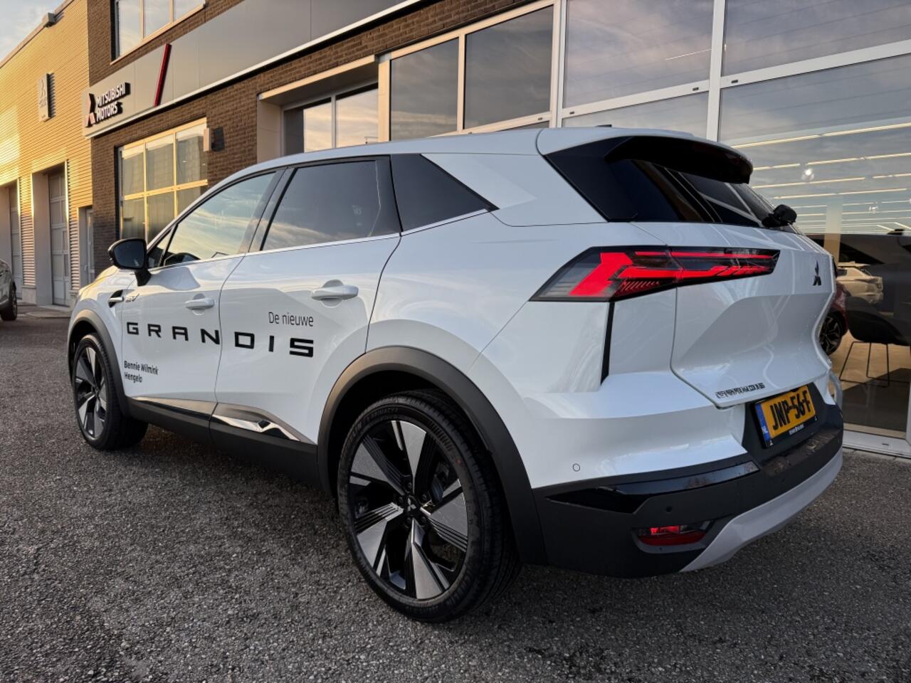 Mitsubishi GRANDIS 1.8 HEV Instyle | Panoramadak | Harman Kardon