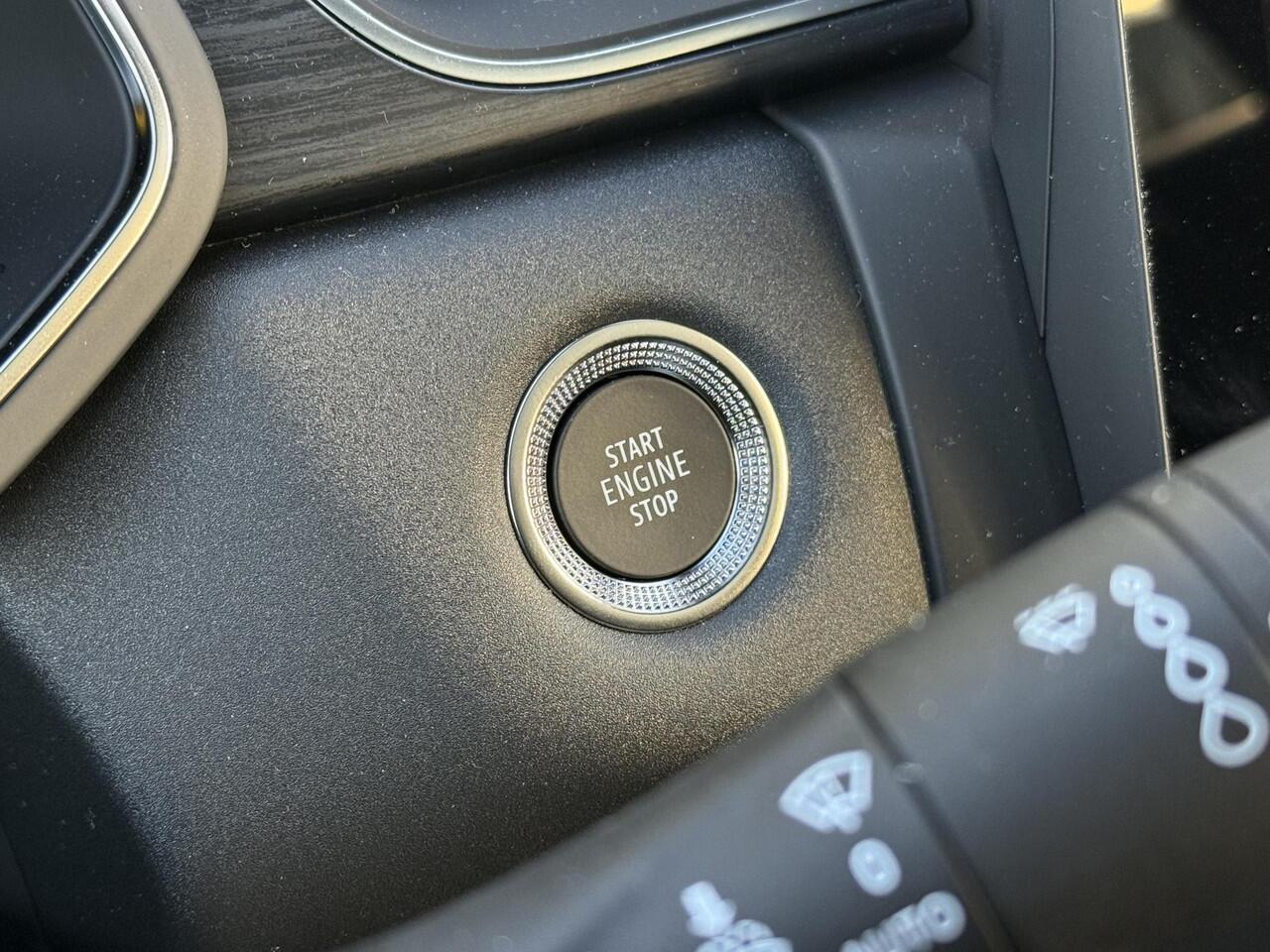 Mitsubishi GRANDIS 1.8 HEV Instyle / Lederen Bekleding / Stoel- en Stuurverwarming / Google Maps Navigatie / Harman/Kardon Audio / 360 Graden Camera / Panoramadak / Elektrisch Verstelbare Stoel / Elektrische Kofferbak / Adaptive Cruise Control /