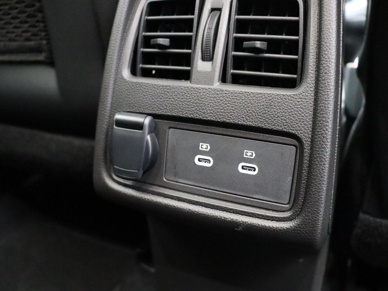 Mitsubishi GRANDIS 1.8 HEV Instyle | 8 Jaar GARANTIE ! | Lederen Bekleding | Harman&Kardon | Elektr.Achterklep | 360 cam | Stoel en stuurwielverwarming.